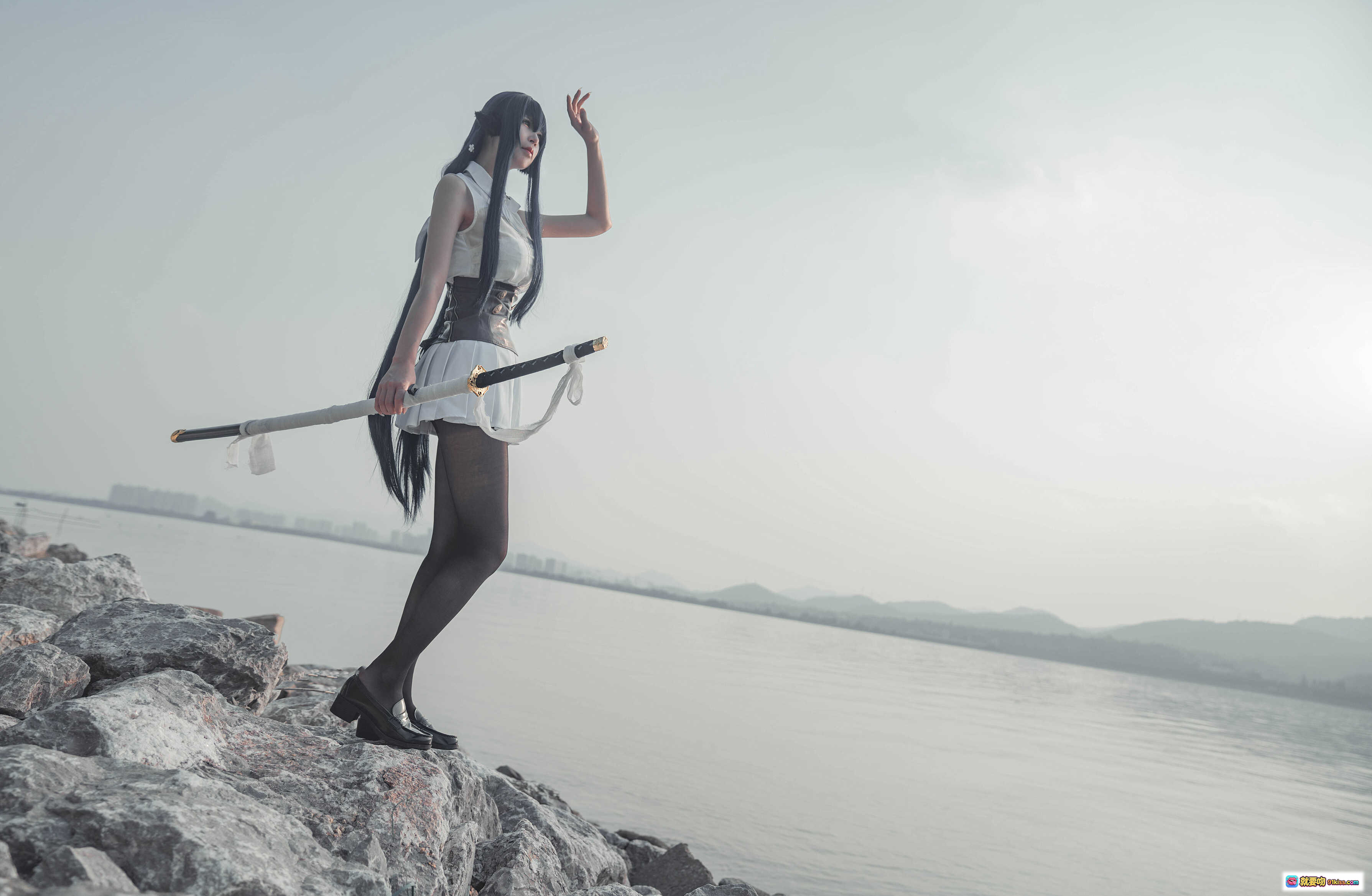 图片[9] - 爱老师吾妻cosplay湖边岩石持剑写真 – 古风白衣黑发角色扮演美景拍摄 - 就要吻