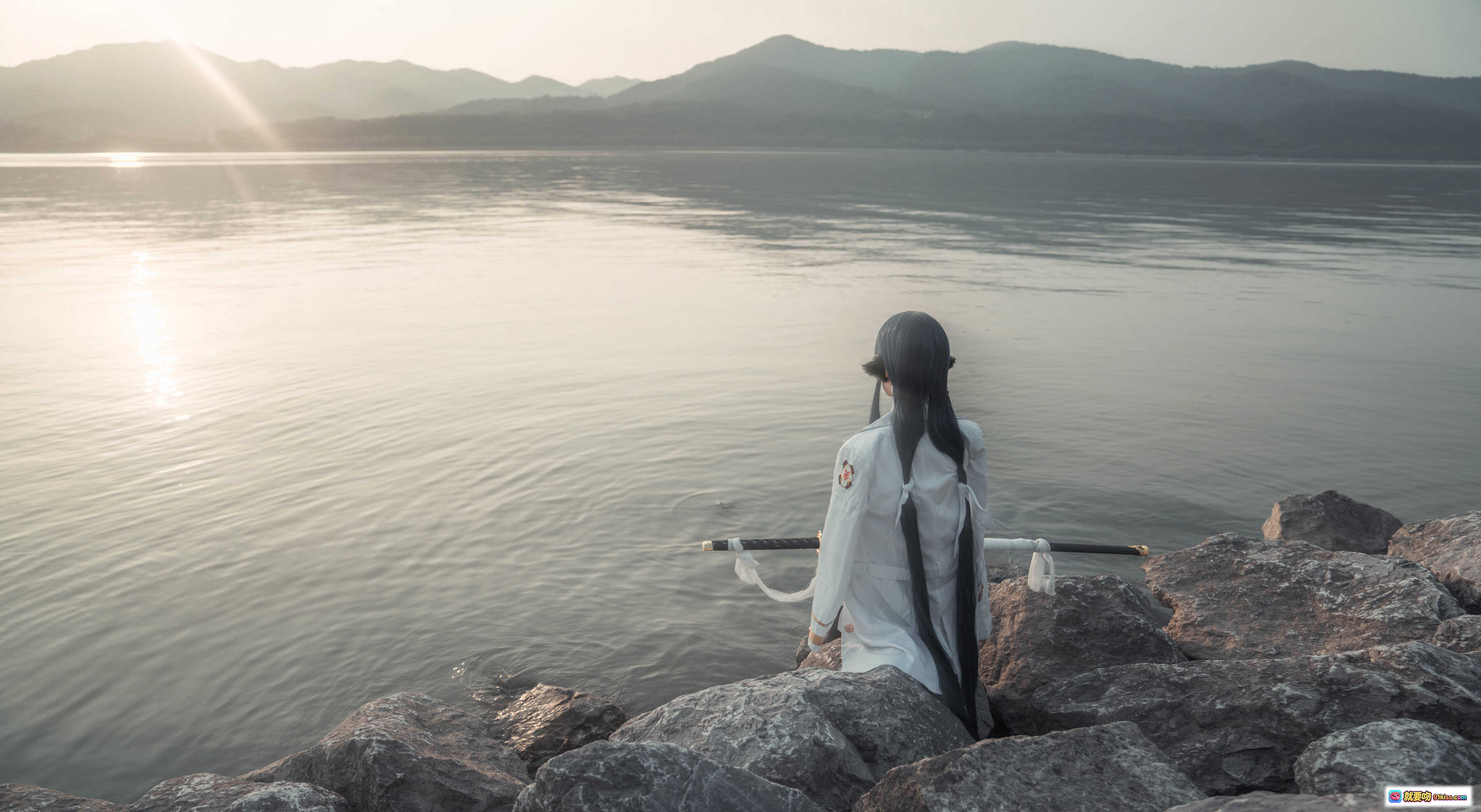 图片[3] - 爱老师吾妻cosplay湖边岩石持剑写真 – 古风白衣黑发角色扮演美景拍摄 - 就要吻