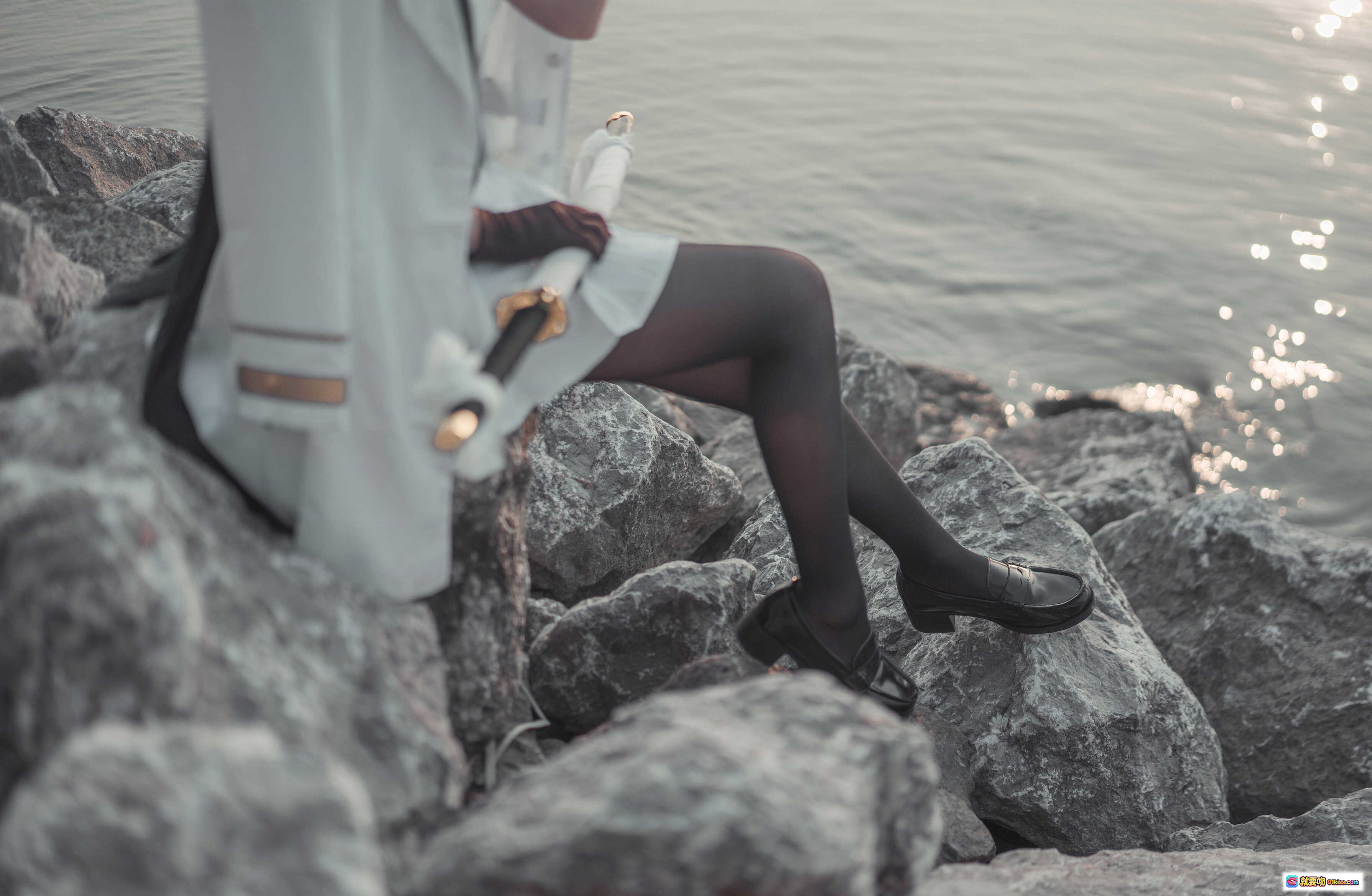 图片[7] - 爱老师吾妻cosplay湖边岩石持剑写真 – 古风白衣黑发角色扮演美景拍摄 - 就要吻