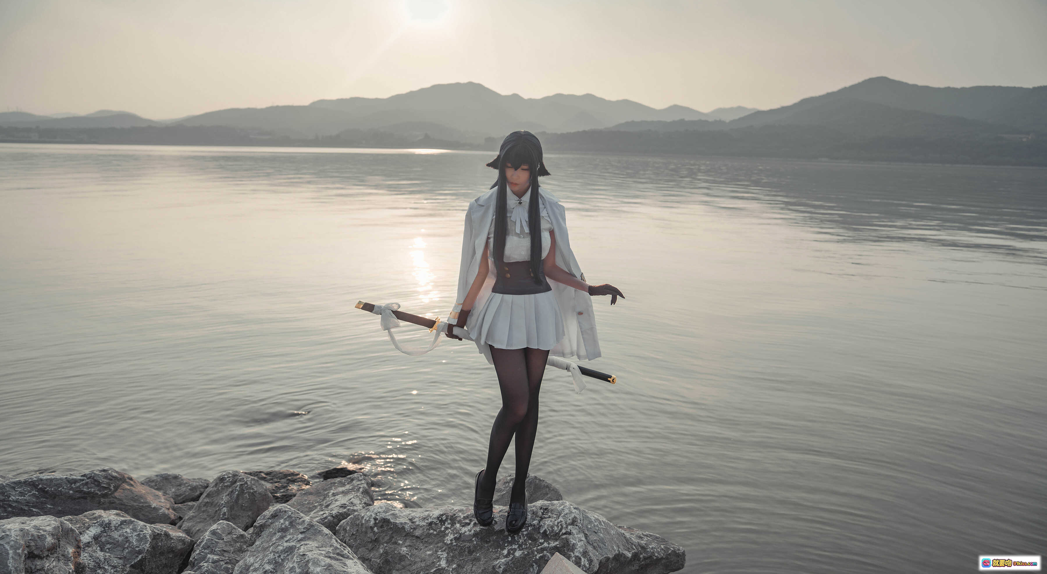 图片[5] - 爱老师吾妻cosplay湖边岩石持剑写真 – 古风白衣黑发角色扮演美景拍摄 - 就要吻