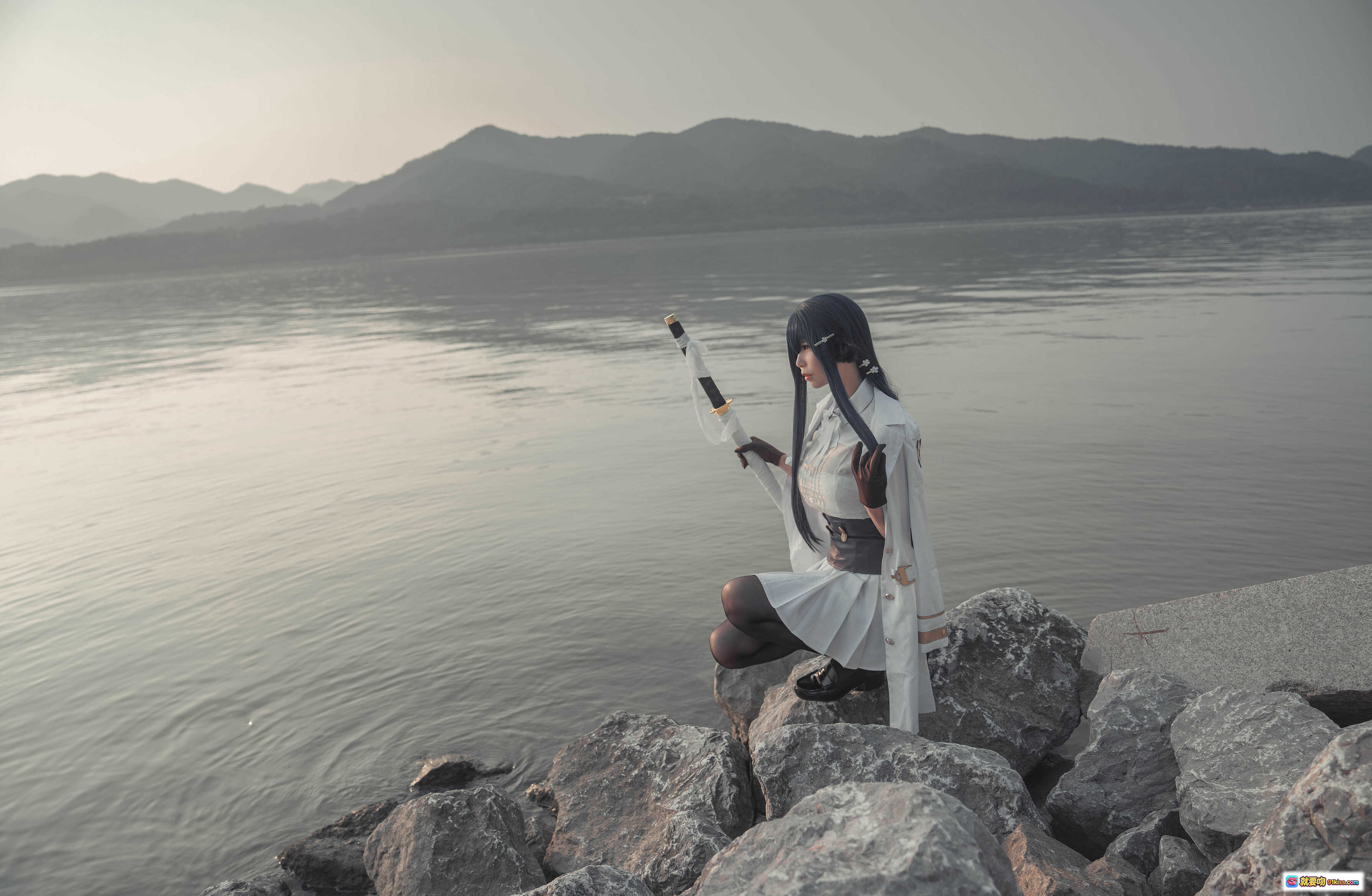 图片[1] - 爱老师吾妻cosplay湖边岩石持剑写真 – 古风白衣黑发角色扮演美景拍摄 - 就要吻