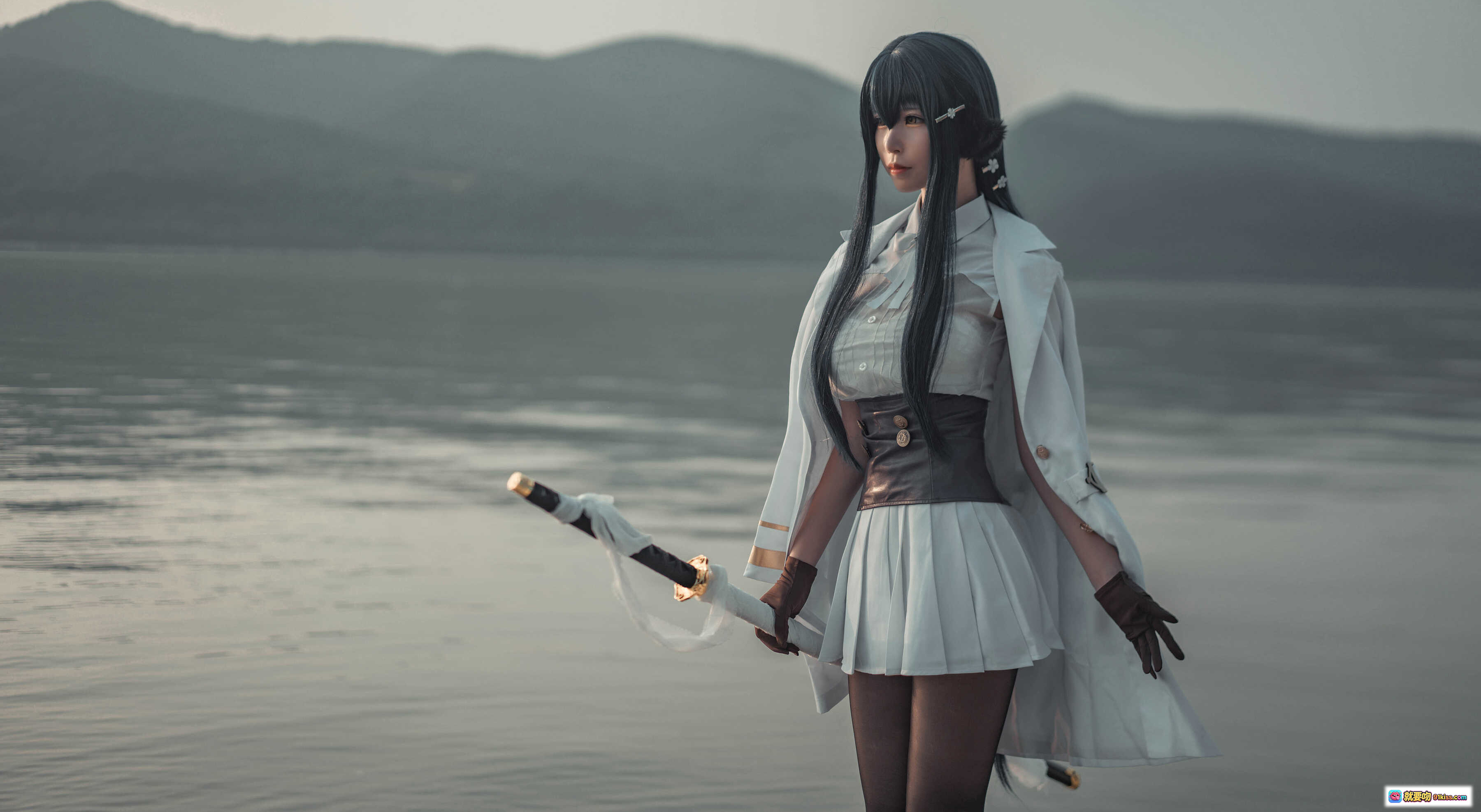 图片[2] - 爱老师吾妻cosplay湖边岩石持剑写真 – 古风白衣黑发角色扮演美景拍摄 - 就要吻