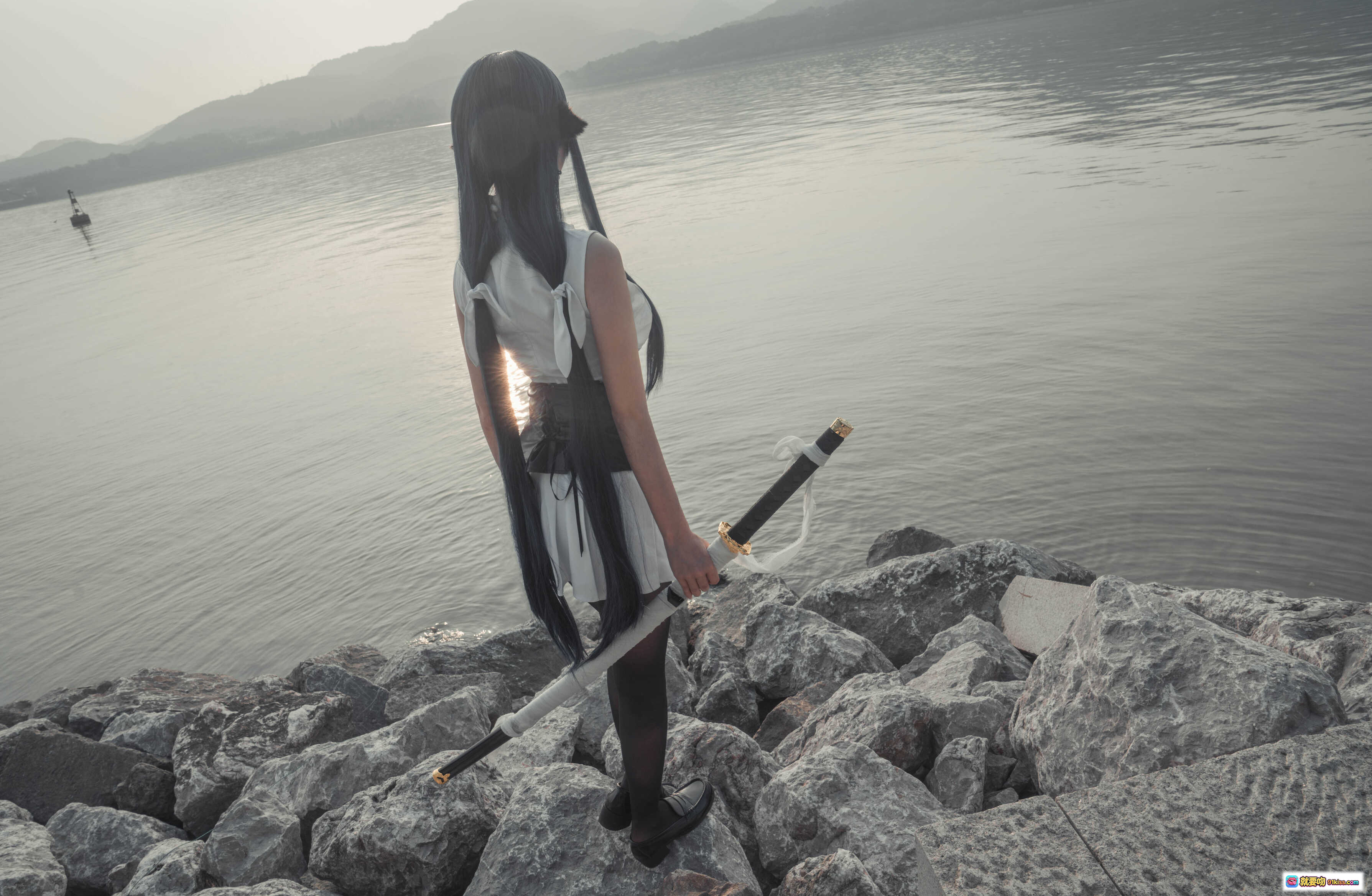 图片[10] - 爱老师吾妻cosplay湖边岩石持剑写真 – 古风白衣黑发角色扮演美景拍摄 - 就要吻