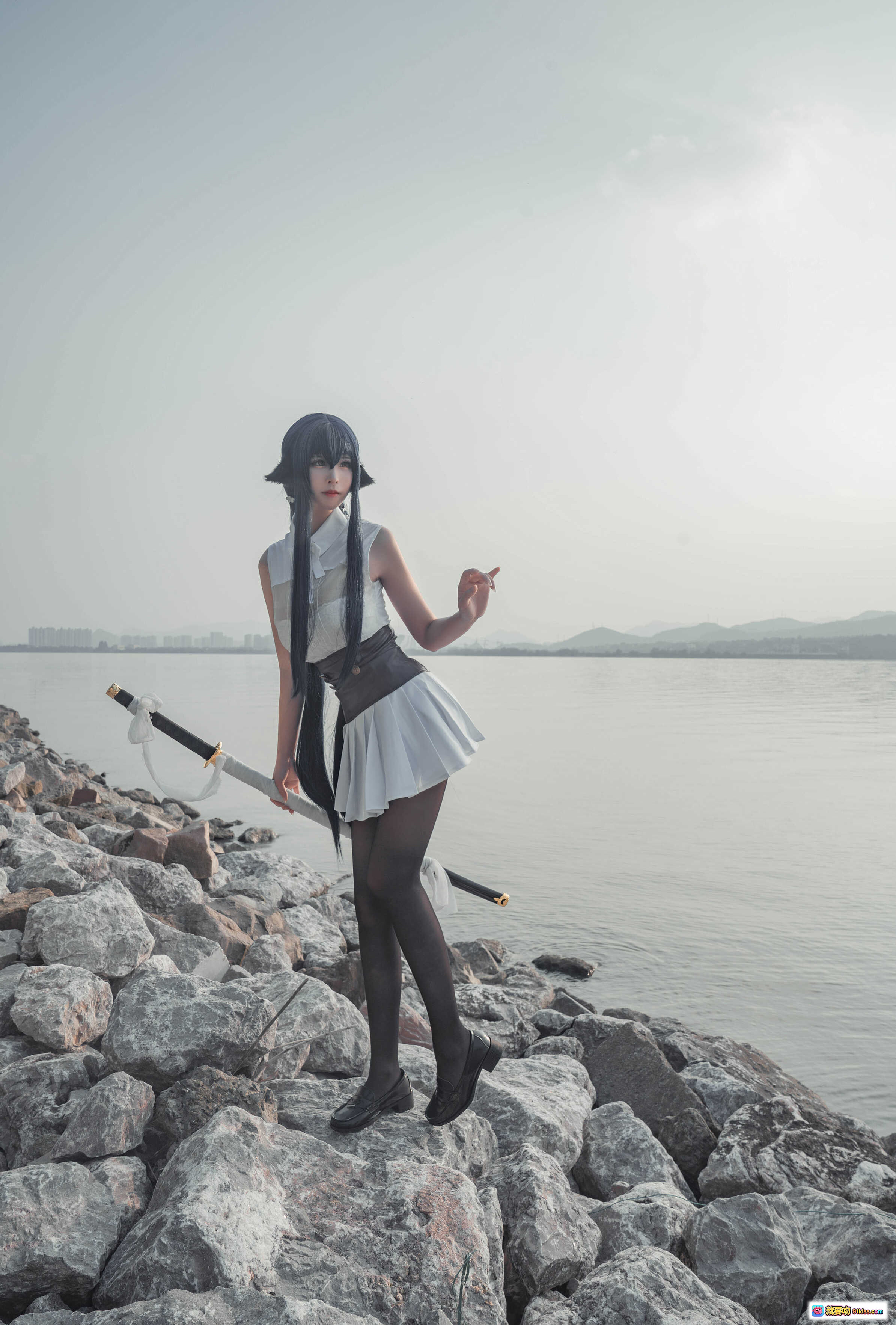 图片[6] - 爱老师吾妻cosplay湖边岩石持剑写真 – 古风白衣黑发角色扮演美景拍摄 - 就要吻