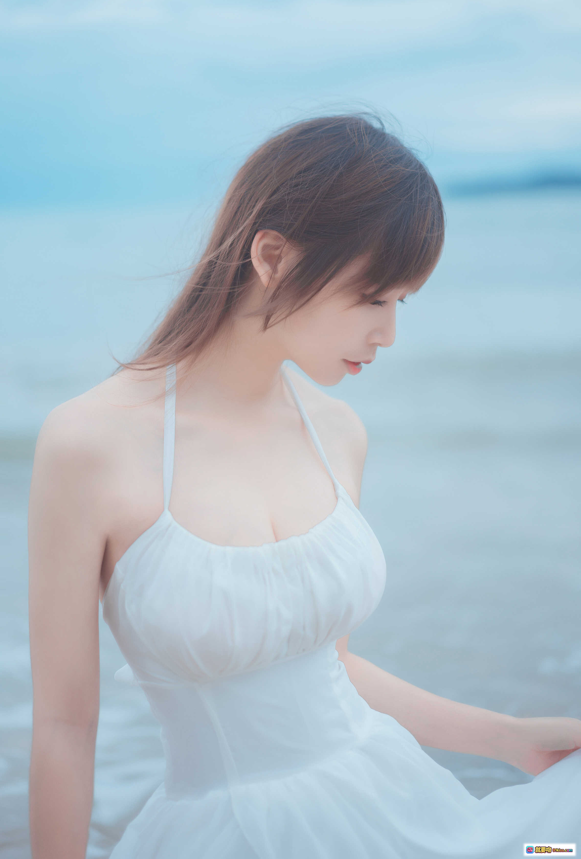 图片[4] - 爱老师海岸白裙写真 | 清新海边人像摄影 | 白色长裙沙滩漫步 | 自然光海景大片 | 9P高清图集 - 就要吻