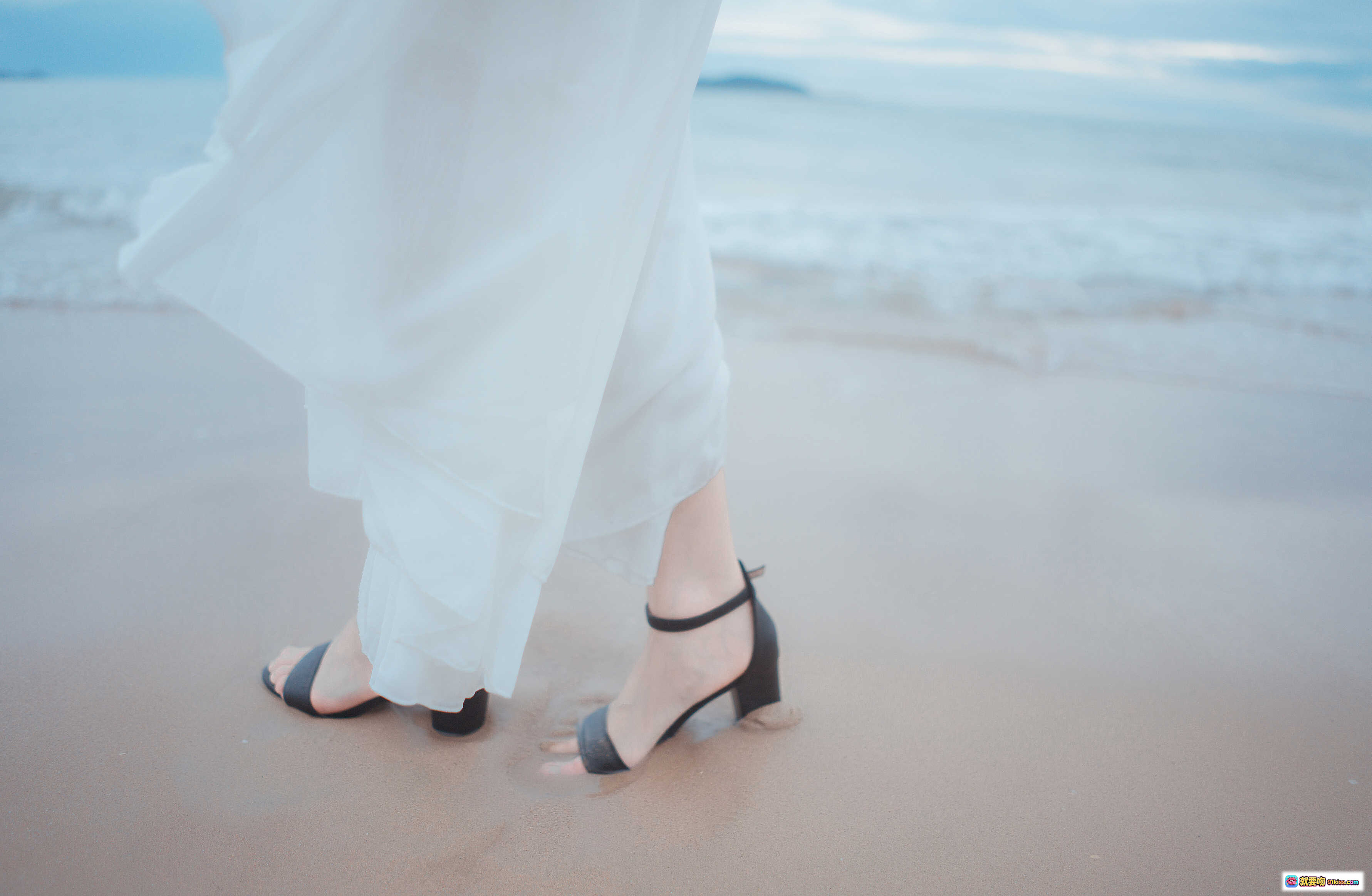 图片[2] - 爱老师海岸白裙写真 | 清新海边人像摄影 | 白色长裙沙滩漫步 | 自然光海景大片 | 9P高清图集 - 就要吻
