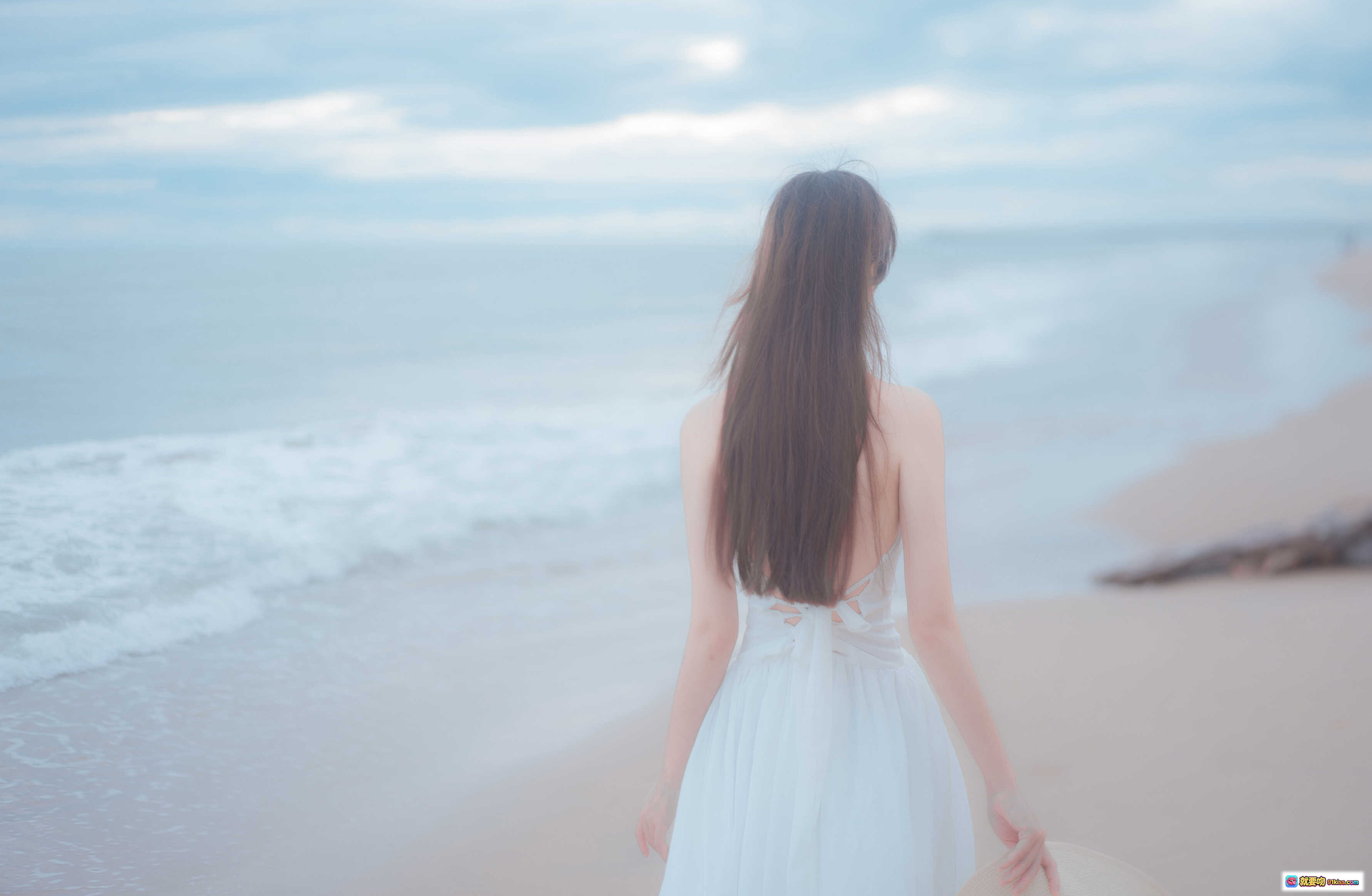 图片[8] - 爱老师海岸白裙写真 | 清新海边人像摄影 | 白色长裙沙滩漫步 | 自然光海景大片 | 9P高清图集 - 就要吻