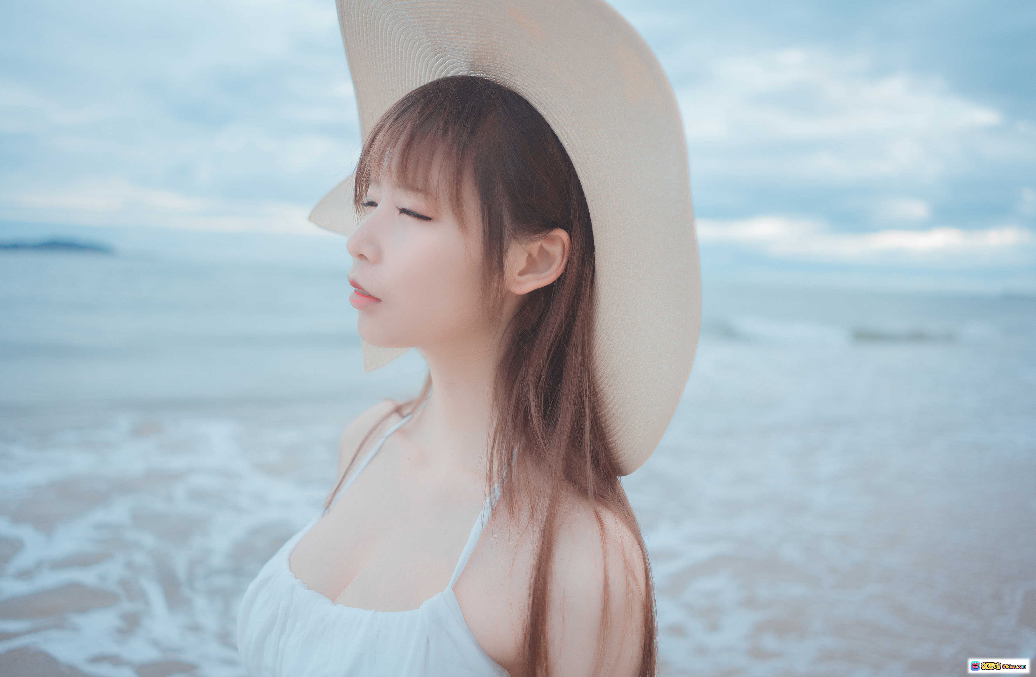 图片[5] - 爱老师海岸白裙写真 | 清新海边人像摄影 | 白色长裙沙滩漫步 | 自然光海景大片 | 9P高清图集 - 就要吻