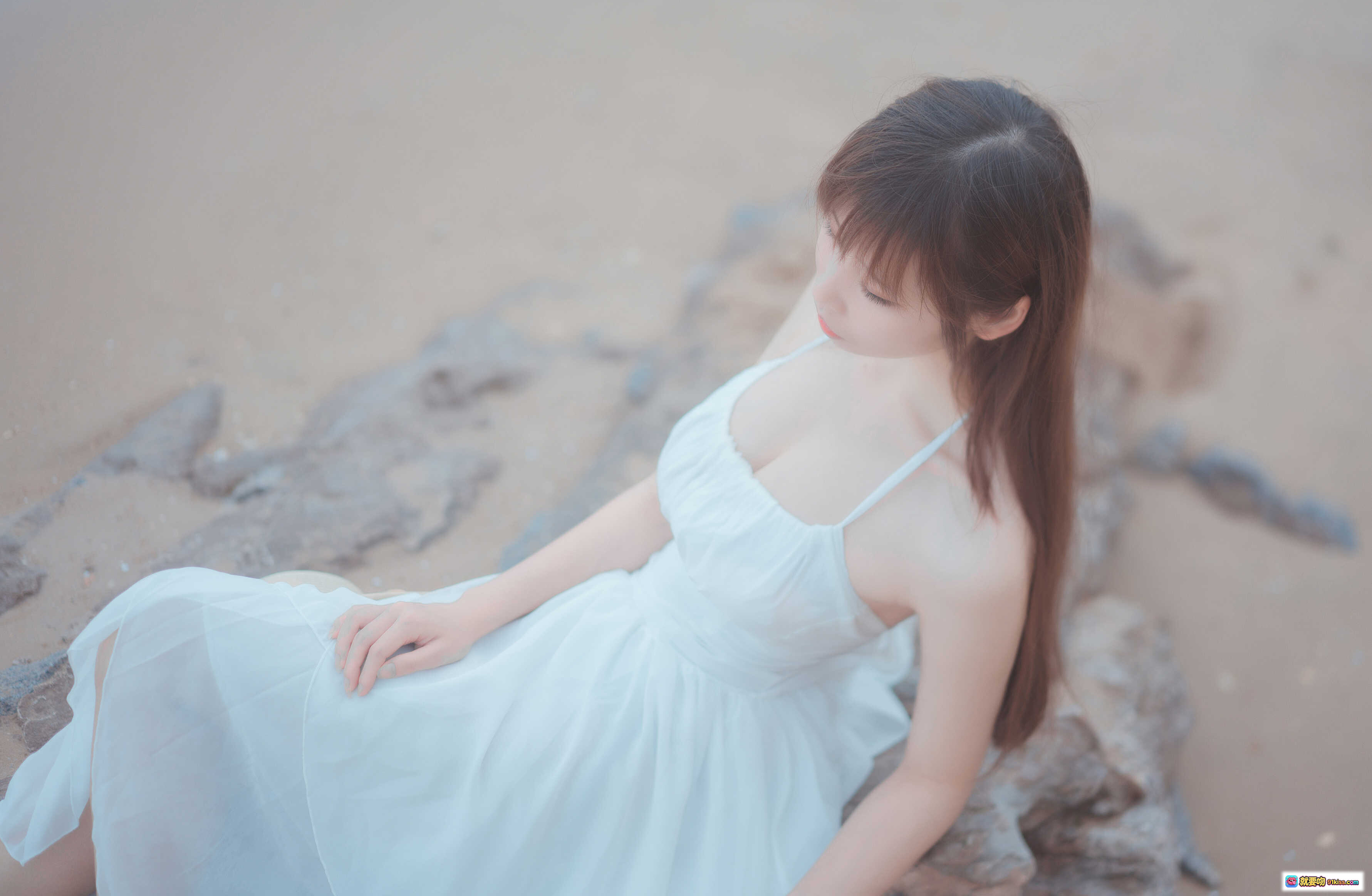 图片[7] - 爱老师海岸白裙写真 | 清新海边人像摄影 | 白色长裙沙滩漫步 | 自然光海景大片 | 9P高清图集 - 就要吻