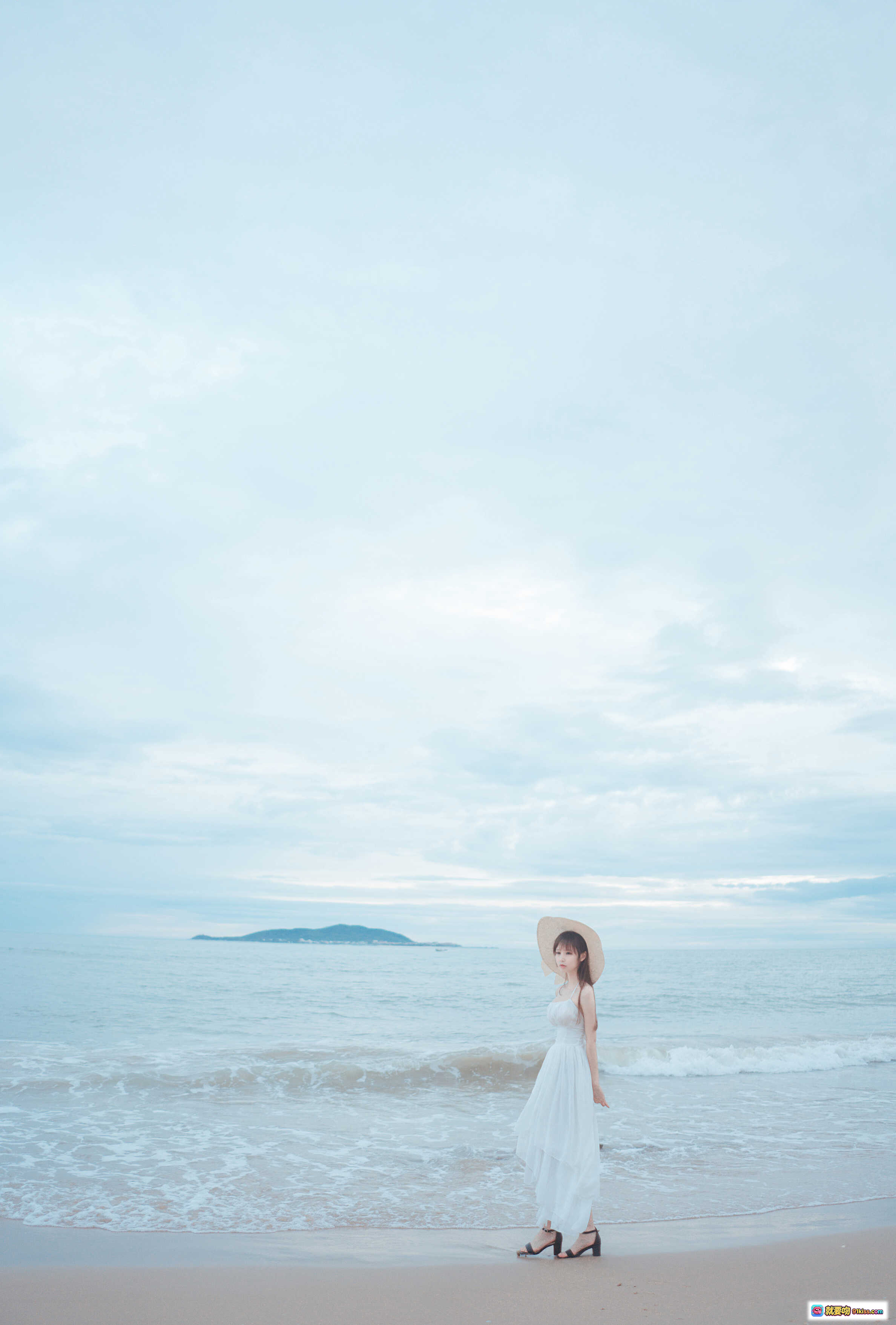 图片[1] - 爱老师海岸白裙写真 | 清新海边人像摄影 | 白色长裙沙滩漫步 | 自然光海景大片 | 9P高清图集 - 就要吻