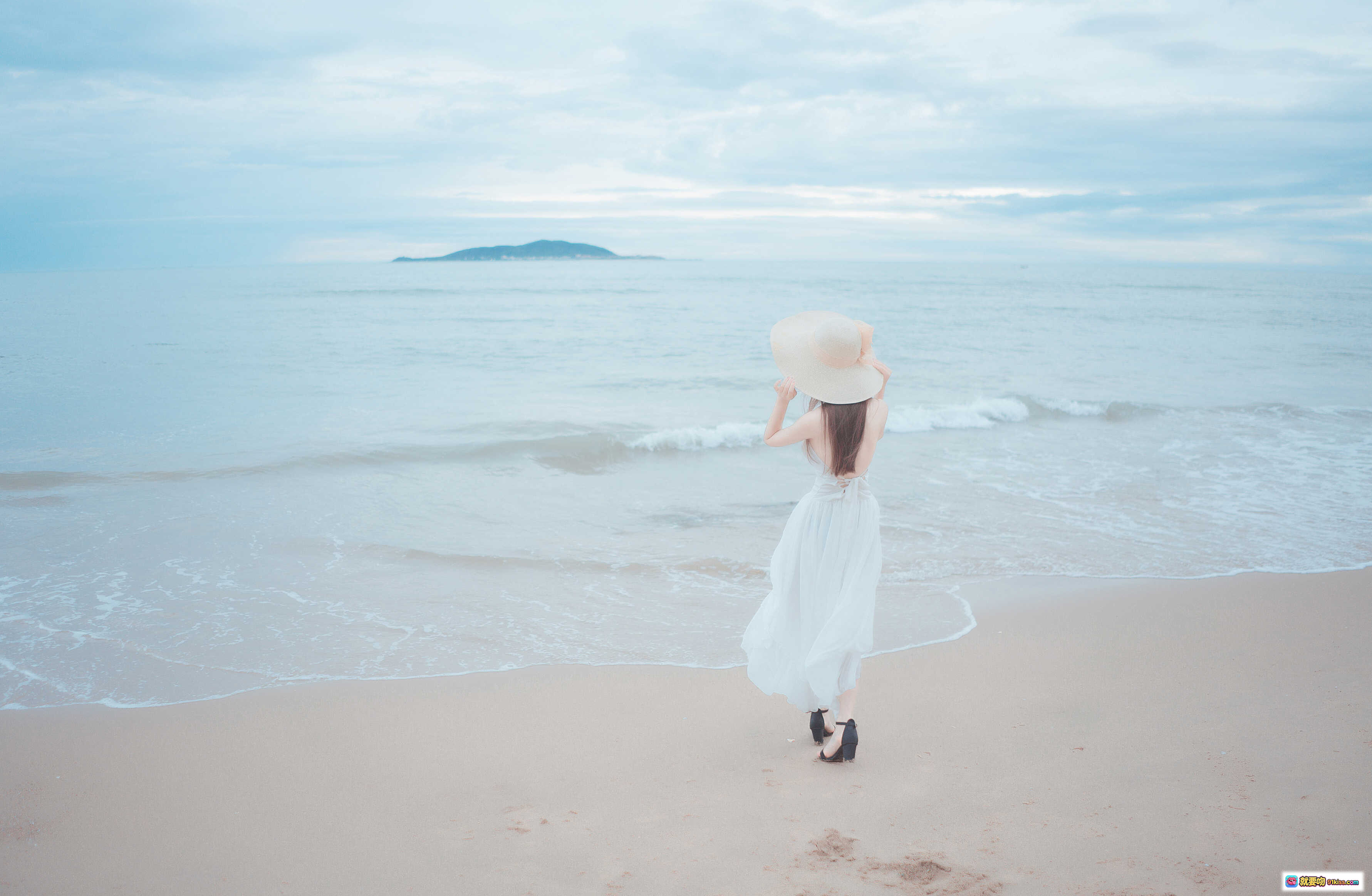 图片[9] - 爱老师海岸白裙写真 | 清新海边人像摄影 | 白色长裙沙滩漫步 | 自然光海景大片 | 9P高清图集 - 就要吻