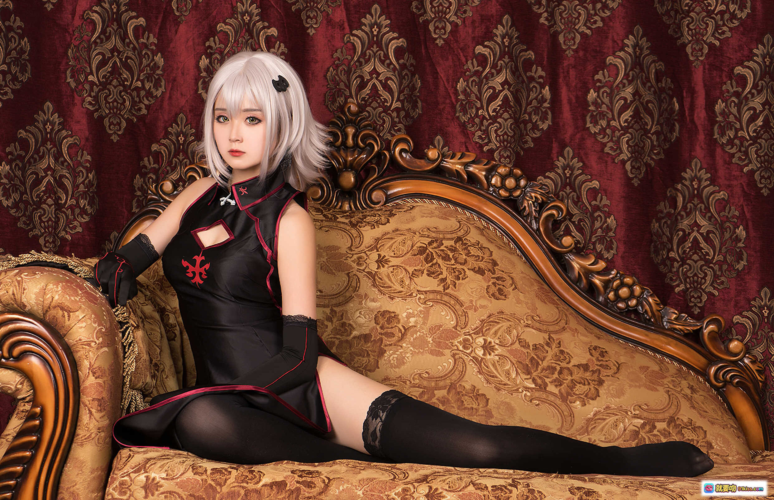 图片[7] - 秋楚楚贞德cosplay写真｜银发黑裙哥特风｜华丽金框画中人｜精致茶杯道具｜暗红背景复古氛围 - 就要吻