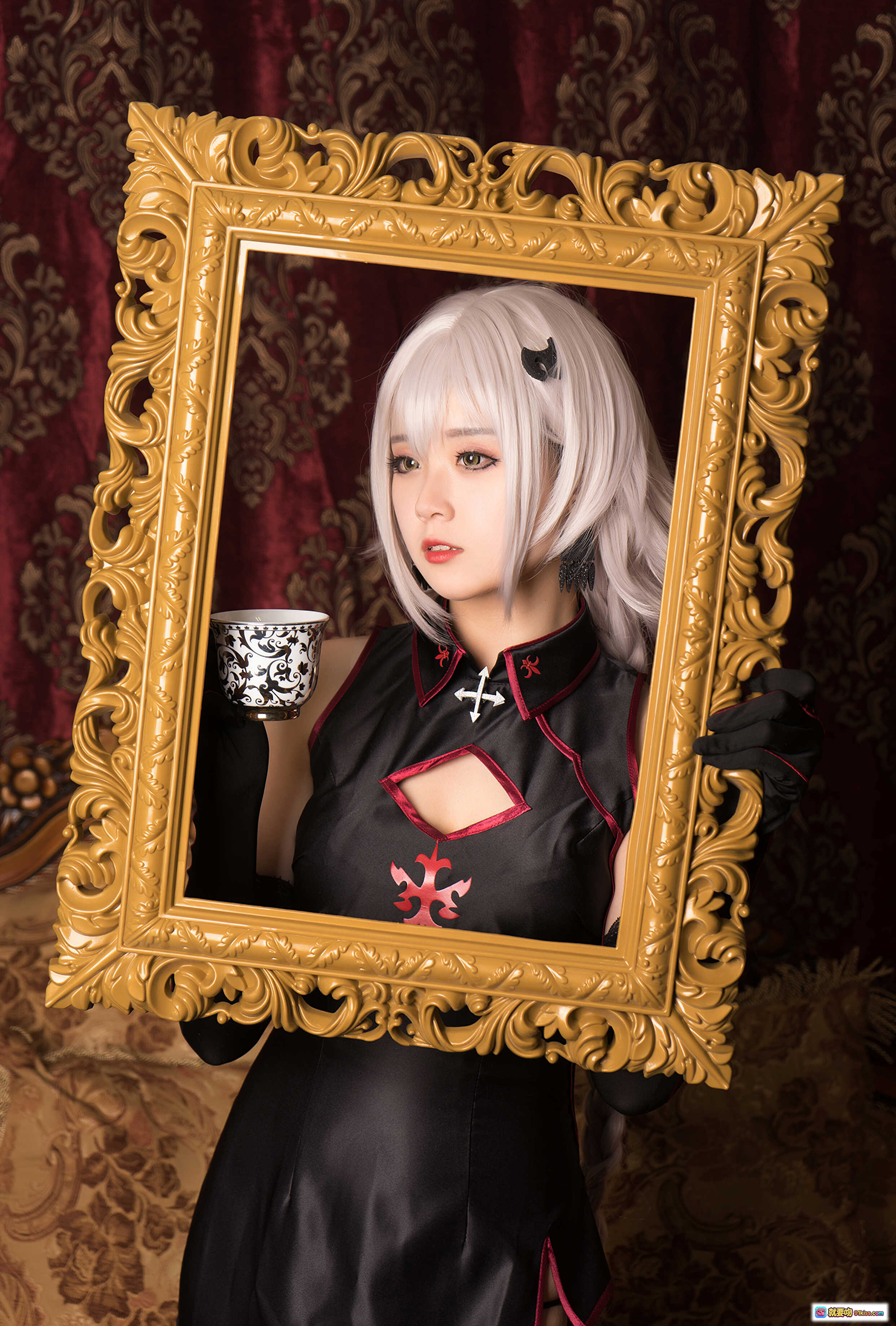 秋楚楚贞德cosplay写真｜银发黑裙哥特风｜华丽金框画中人｜精致茶杯道具｜暗红背景复古氛围 - 就要吻