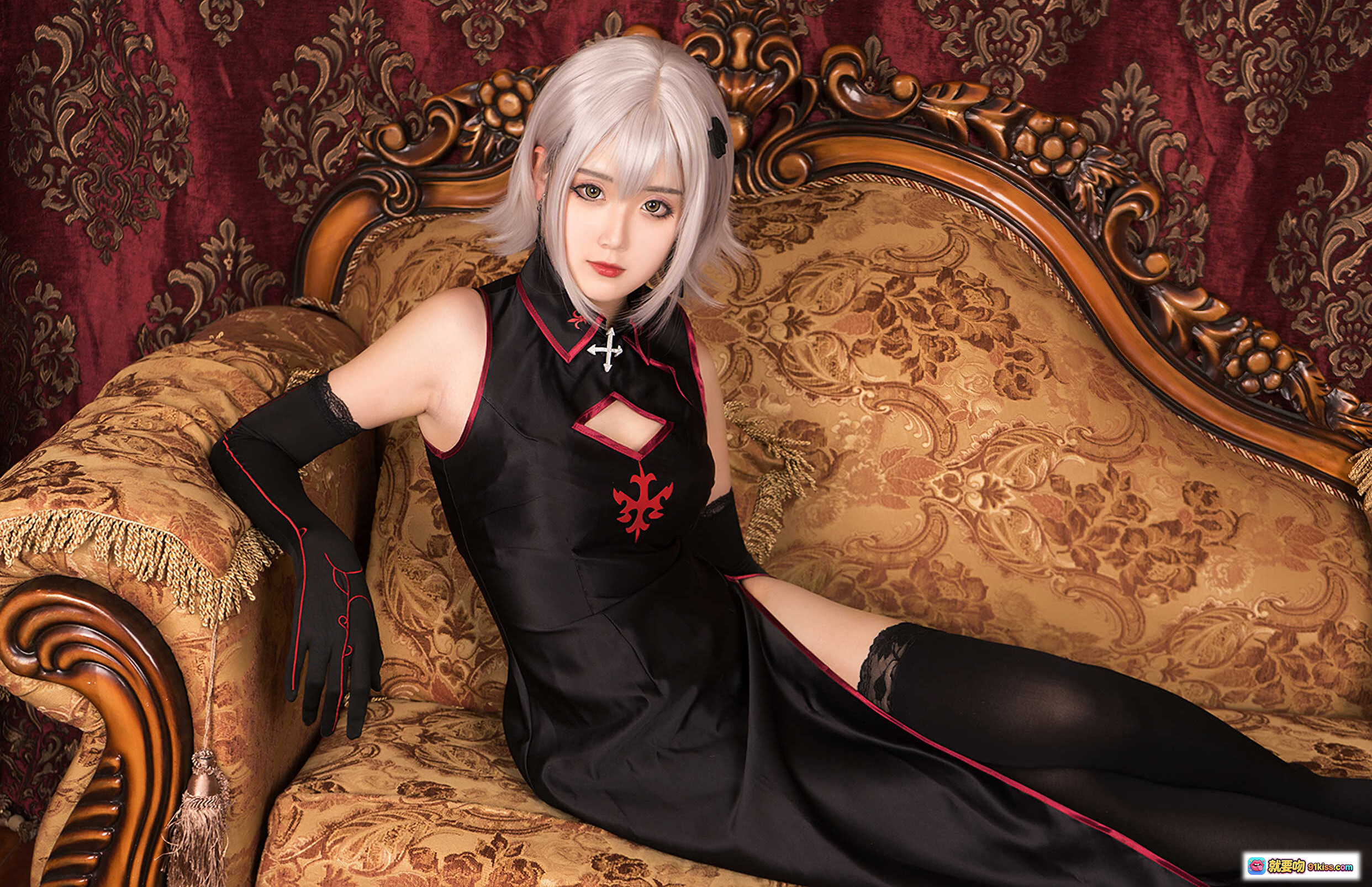 图片[9] - 秋楚楚贞德cosplay写真｜银发黑裙哥特风｜华丽金框画中人｜精致茶杯道具｜暗红背景复古氛围 - 就要吻