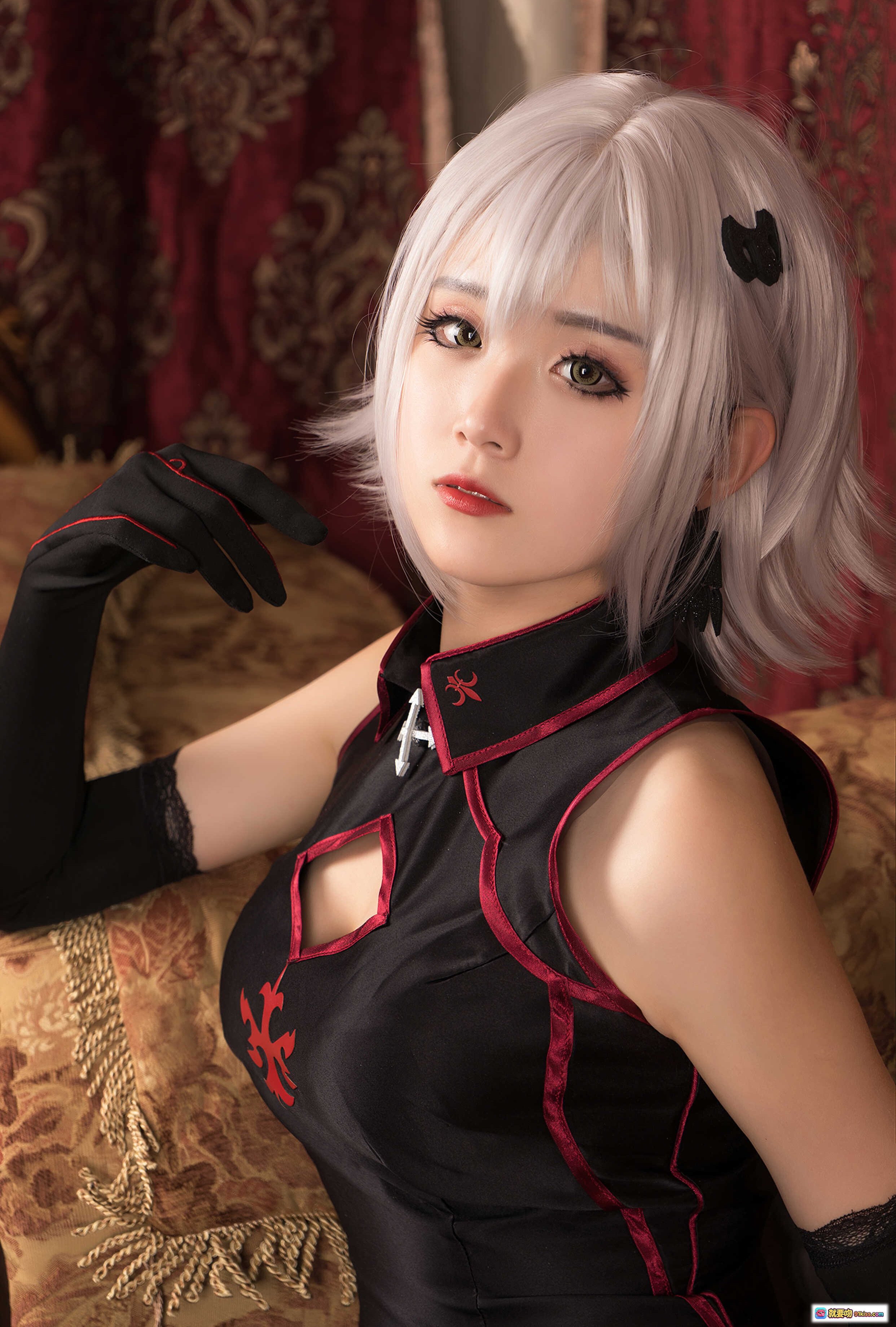 图片[6] - 秋楚楚贞德cosplay写真｜银发黑裙哥特风｜华丽金框画中人｜精致茶杯道具｜暗红背景复古氛围 - 就要吻