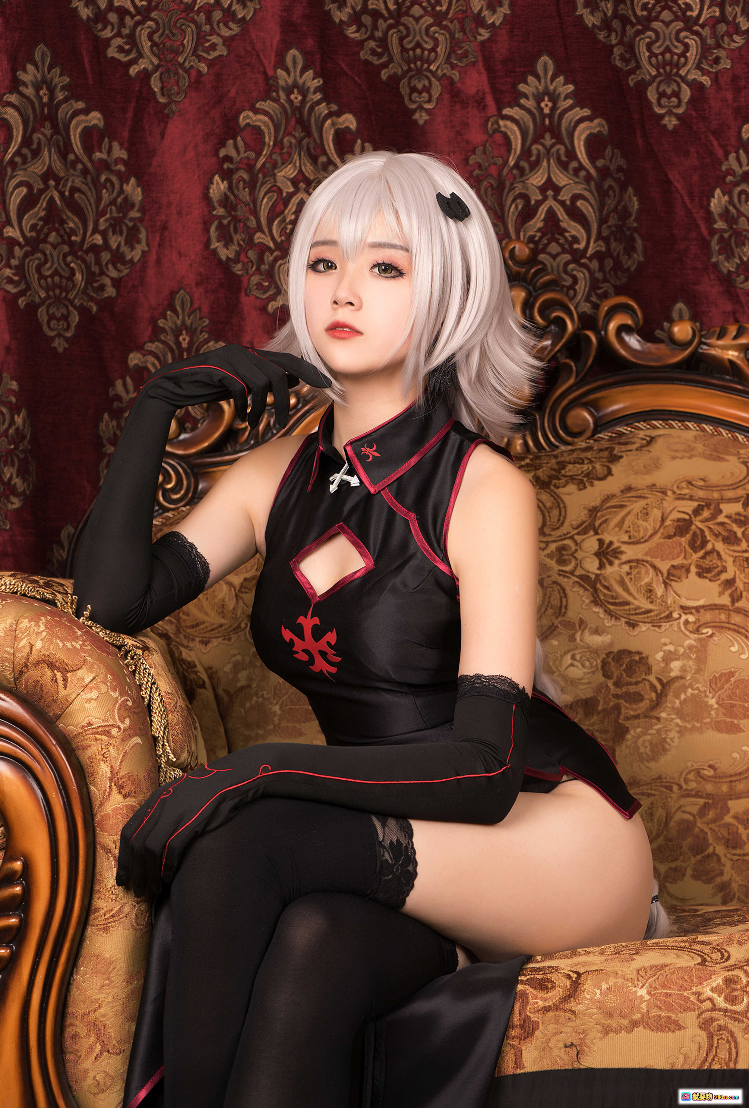 图片[5] - 秋楚楚贞德cosplay写真｜银发黑裙哥特风｜华丽金框画中人｜精致茶杯道具｜暗红背景复古氛围 - 就要吻