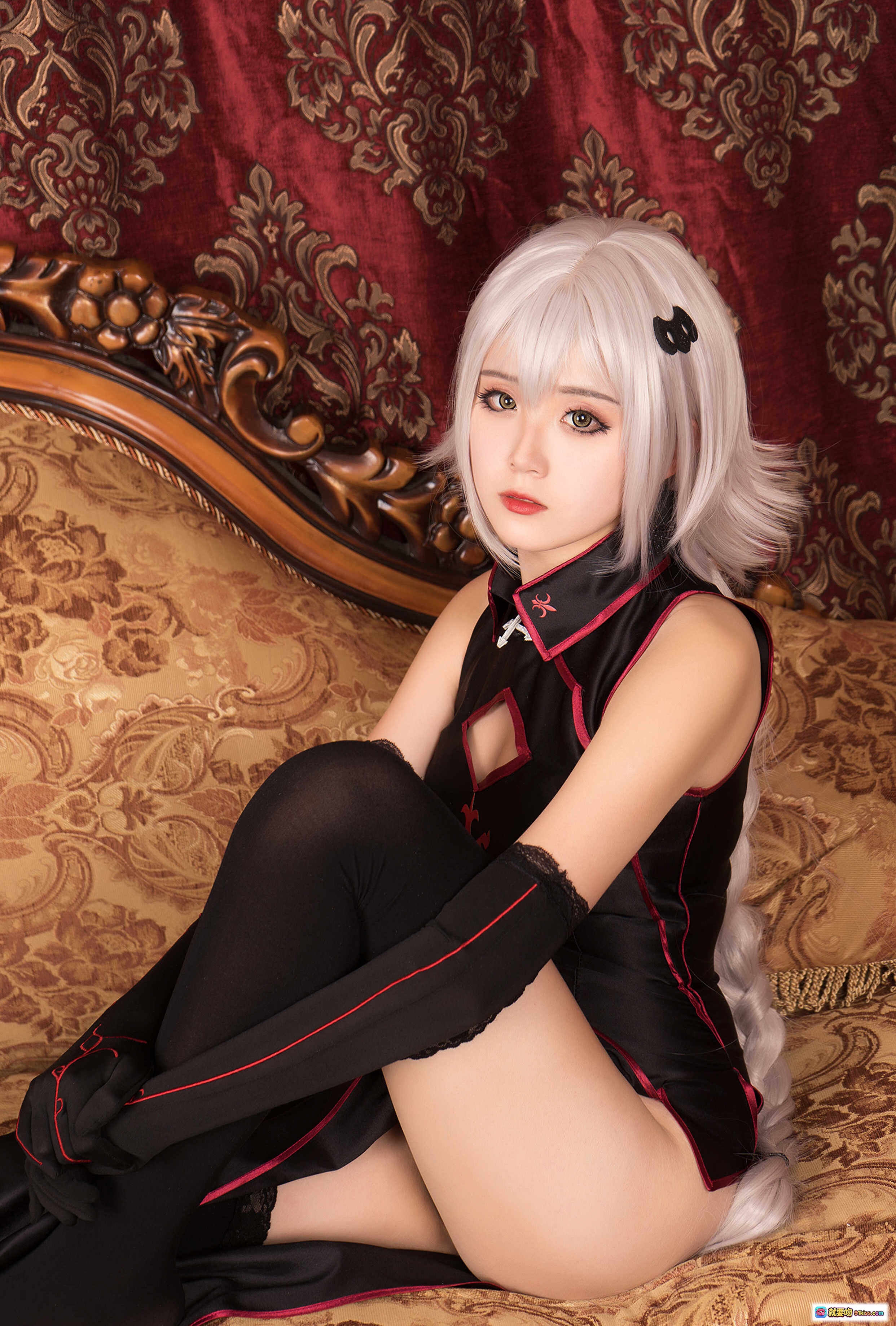 图片[2] - 秋楚楚贞德cosplay写真｜银发黑裙哥特风｜华丽金框画中人｜精致茶杯道具｜暗红背景复古氛围 - 就要吻