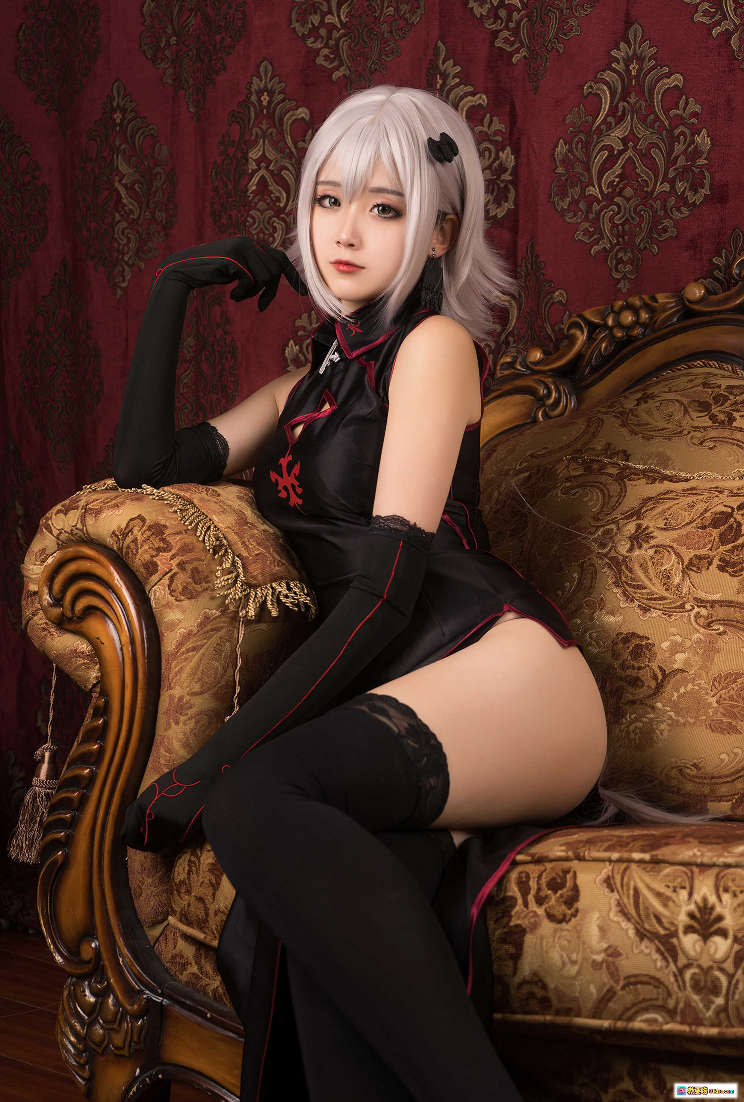 图片[8] - 秋楚楚贞德cosplay写真｜银发黑裙哥特风｜华丽金框画中人｜精致茶杯道具｜暗红背景复古氛围 - 就要吻