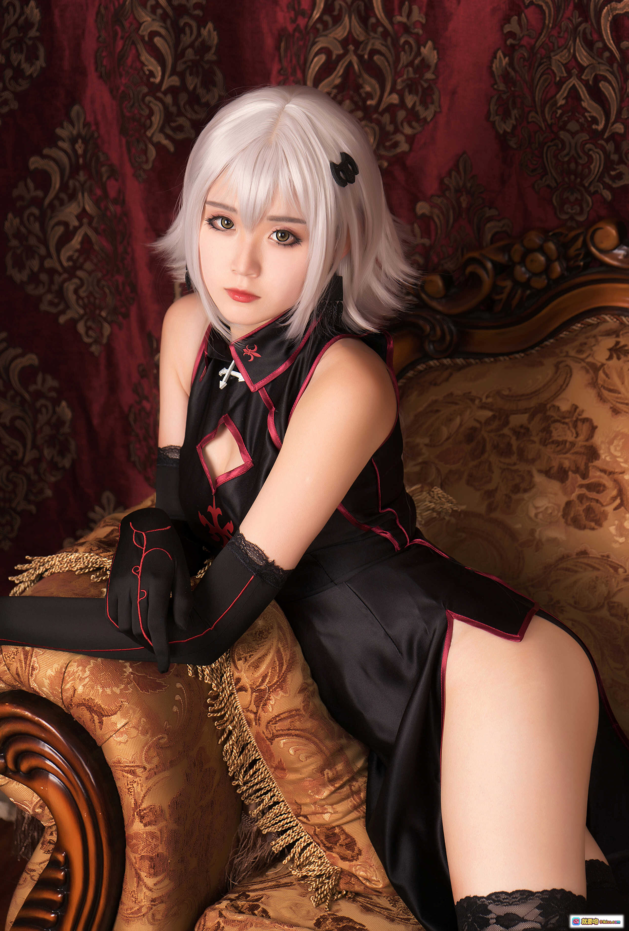 图片[3] - 秋楚楚贞德cosplay写真｜银发黑裙哥特风｜华丽金框画中人｜精致茶杯道具｜暗红背景复古氛围 - 就要吻