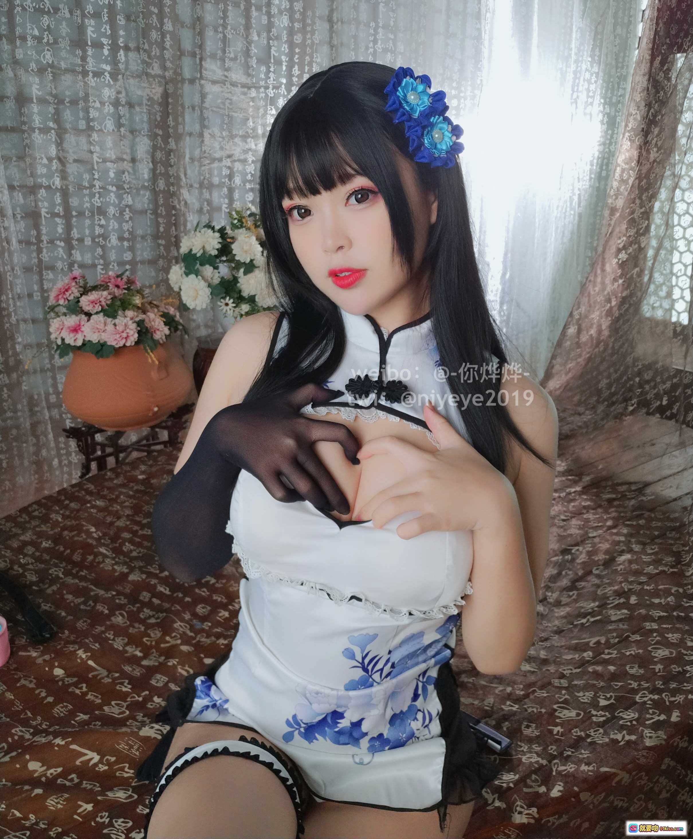 白烨VOL.026瓶儿写真集｜青花瓷旗袍+黑丝美腿+蓝花发饰+室内柔光拍摄｜15P高清图集 - 就要吻