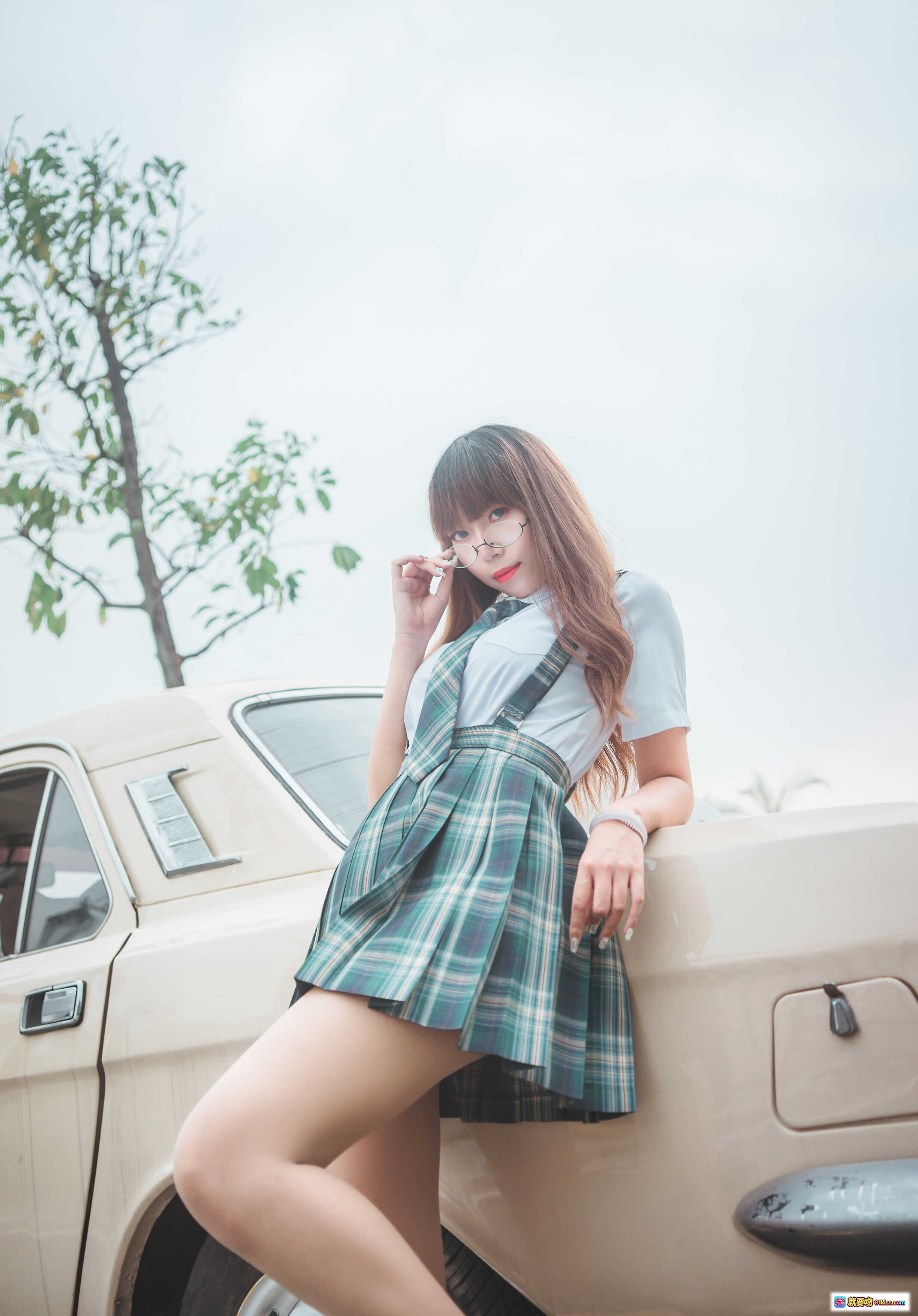 图片[2] - Money冷冷 NO.007 JK制服少女楼梯写真 绿格裙白衬衫高跟鞋眼镜甜酷风清新日系摄影 - 就要吻