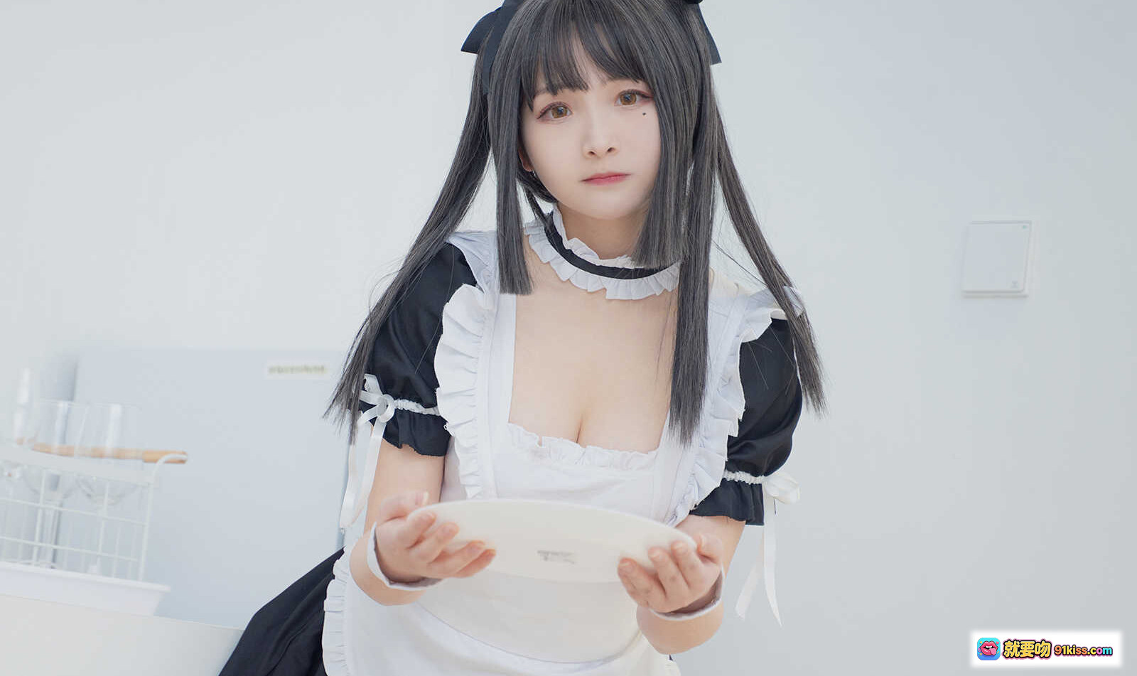 图片[7] - 古川NO.034女仆装写真｜黑白蕾丝女仆裙+白色丝袜+窗边坐姿+城市景观背景+云朵吊灯装饰 - 就要吻