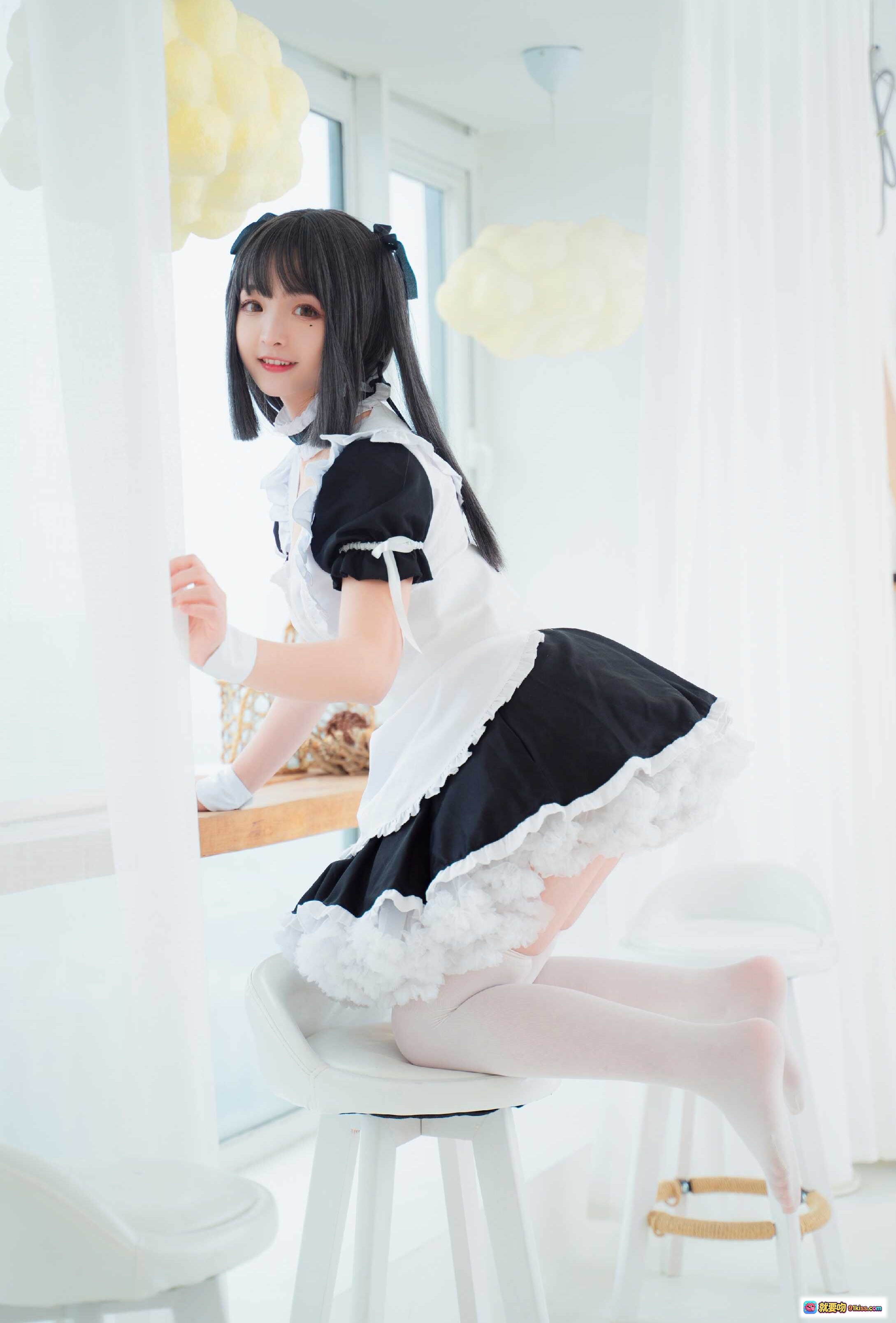 图片[5] - 古川NO.034女仆装写真｜黑白蕾丝女仆裙+白色丝袜+窗边坐姿+城市景观背景+云朵吊灯装饰 - 就要吻