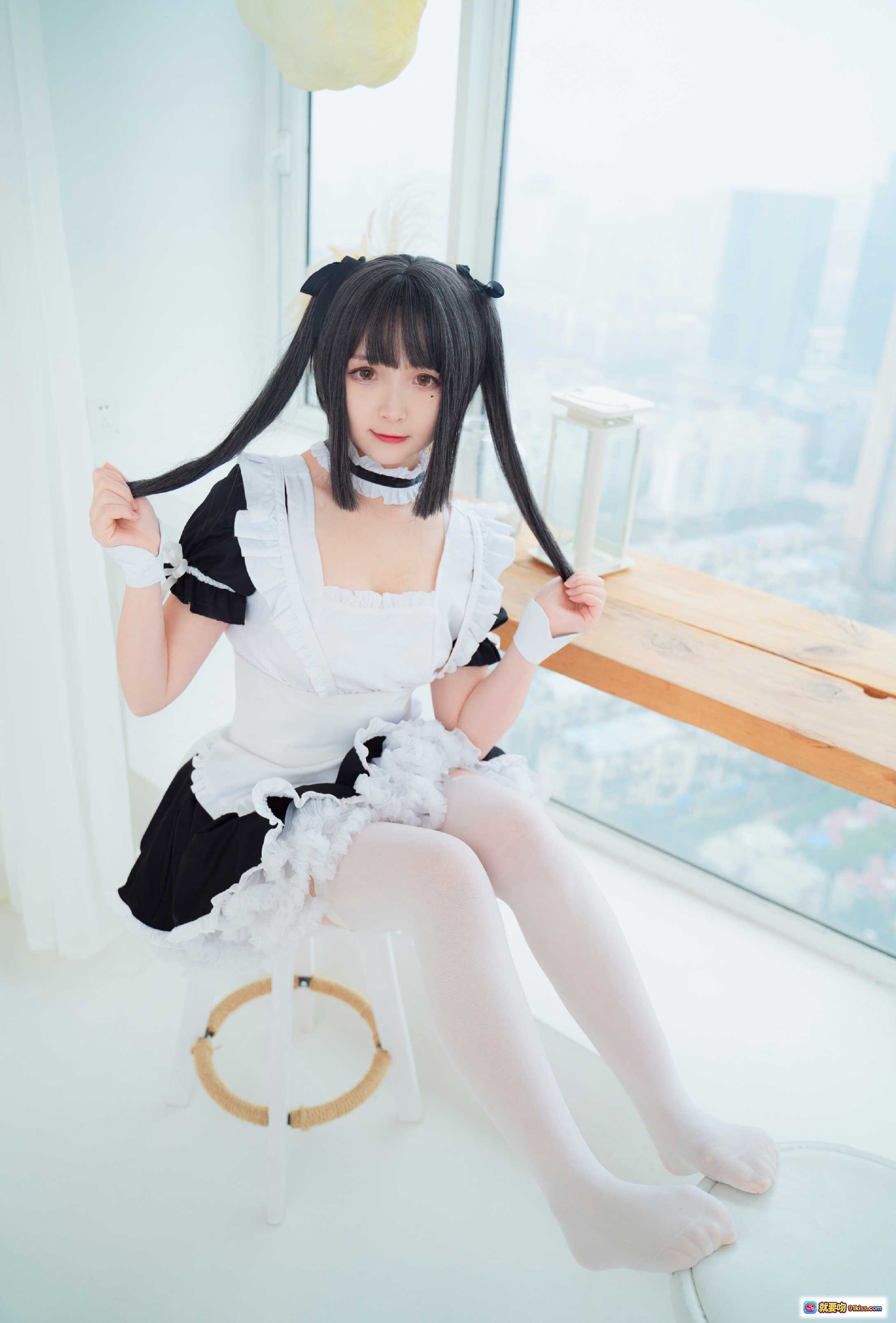 图片[8] - 古川NO.034女仆装写真｜黑白蕾丝女仆裙+白色丝袜+窗边坐姿+城市景观背景+云朵吊灯装饰 - 就要吻
