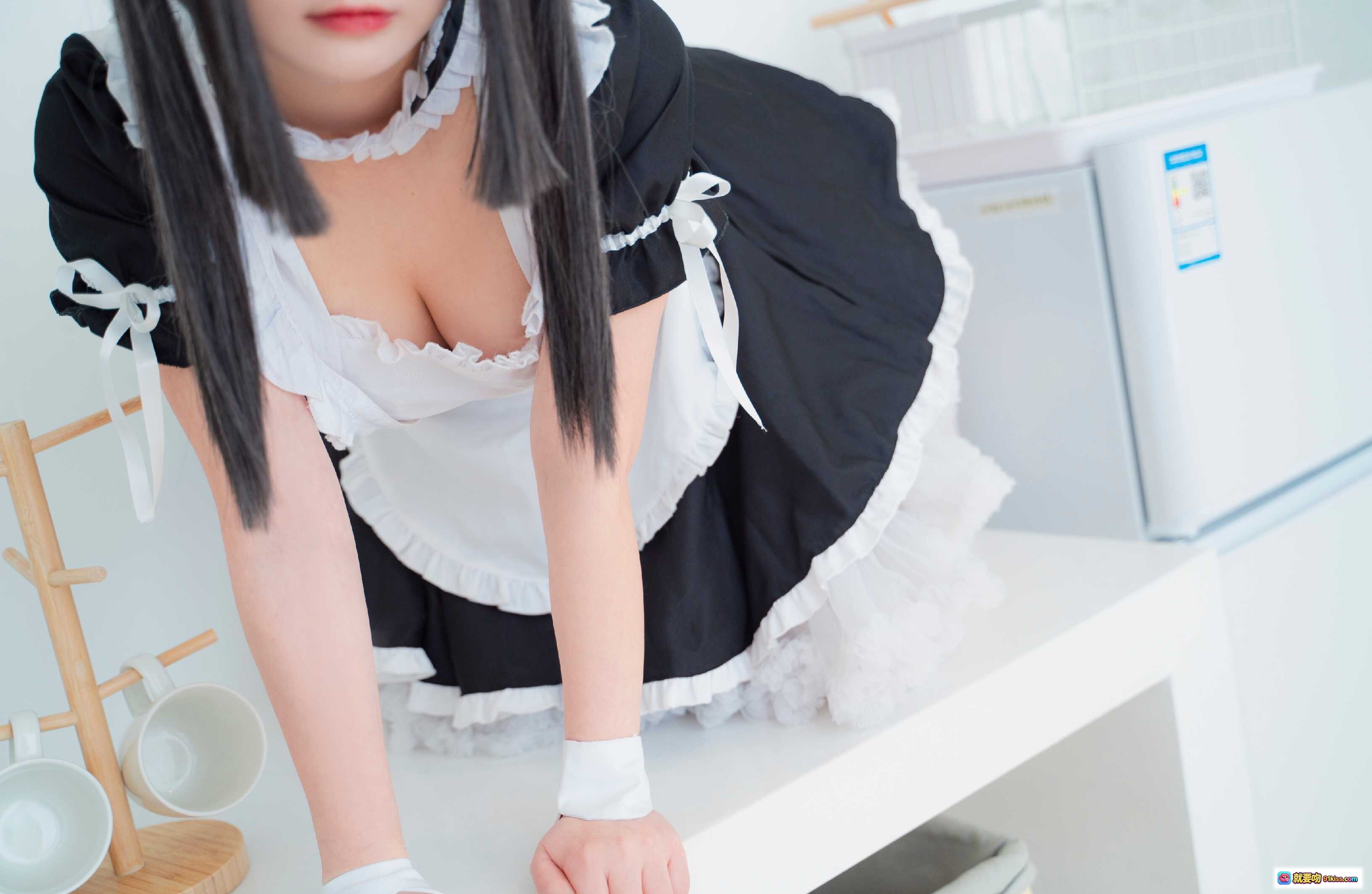 图片[10] - 古川NO.034女仆装写真｜黑白蕾丝女仆裙+白色丝袜+窗边坐姿+城市景观背景+云朵吊灯装饰 - 就要吻