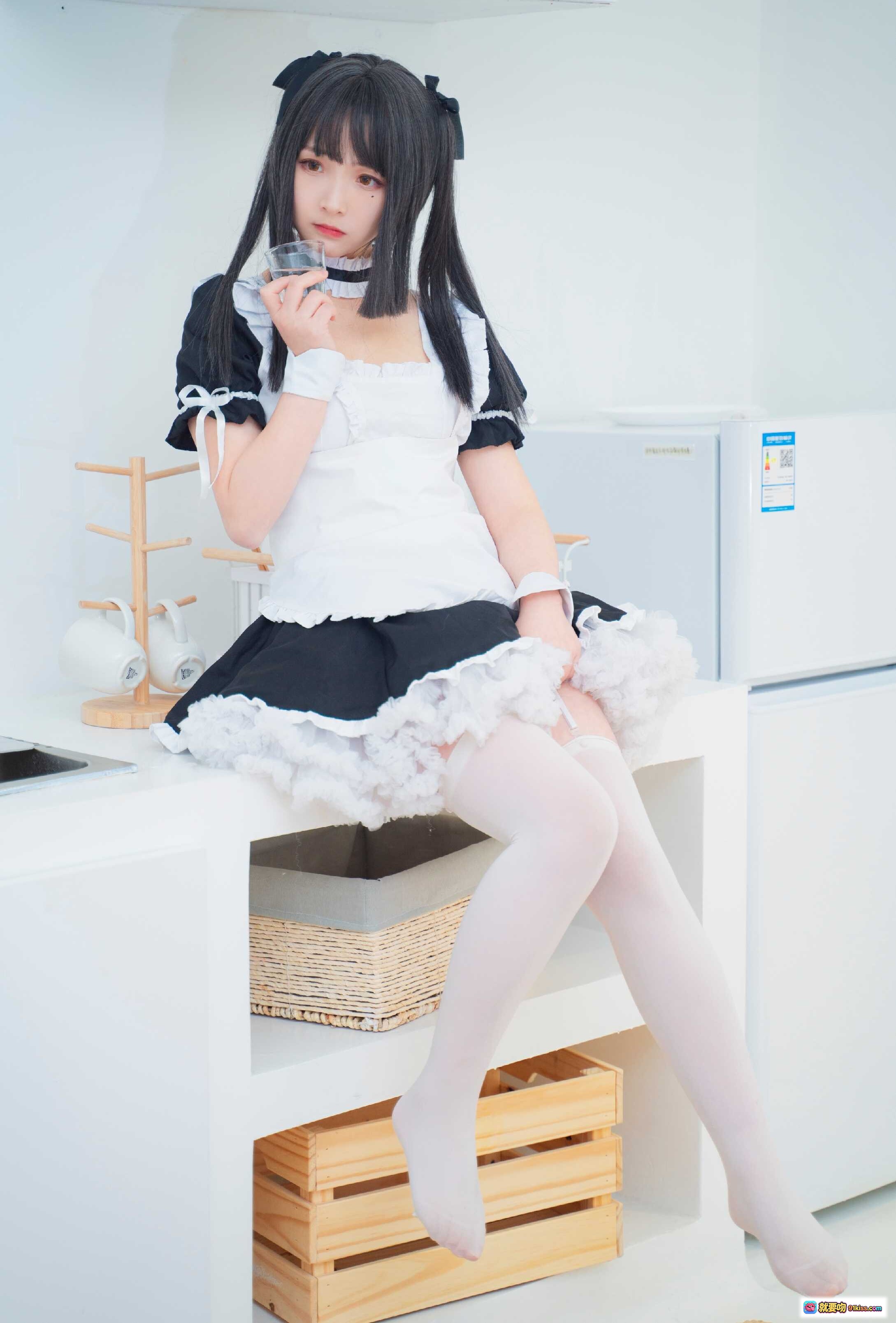 图片[2] - 古川NO.034女仆装写真｜黑白蕾丝女仆裙+白色丝袜+窗边坐姿+城市景观背景+云朵吊灯装饰 - 就要吻