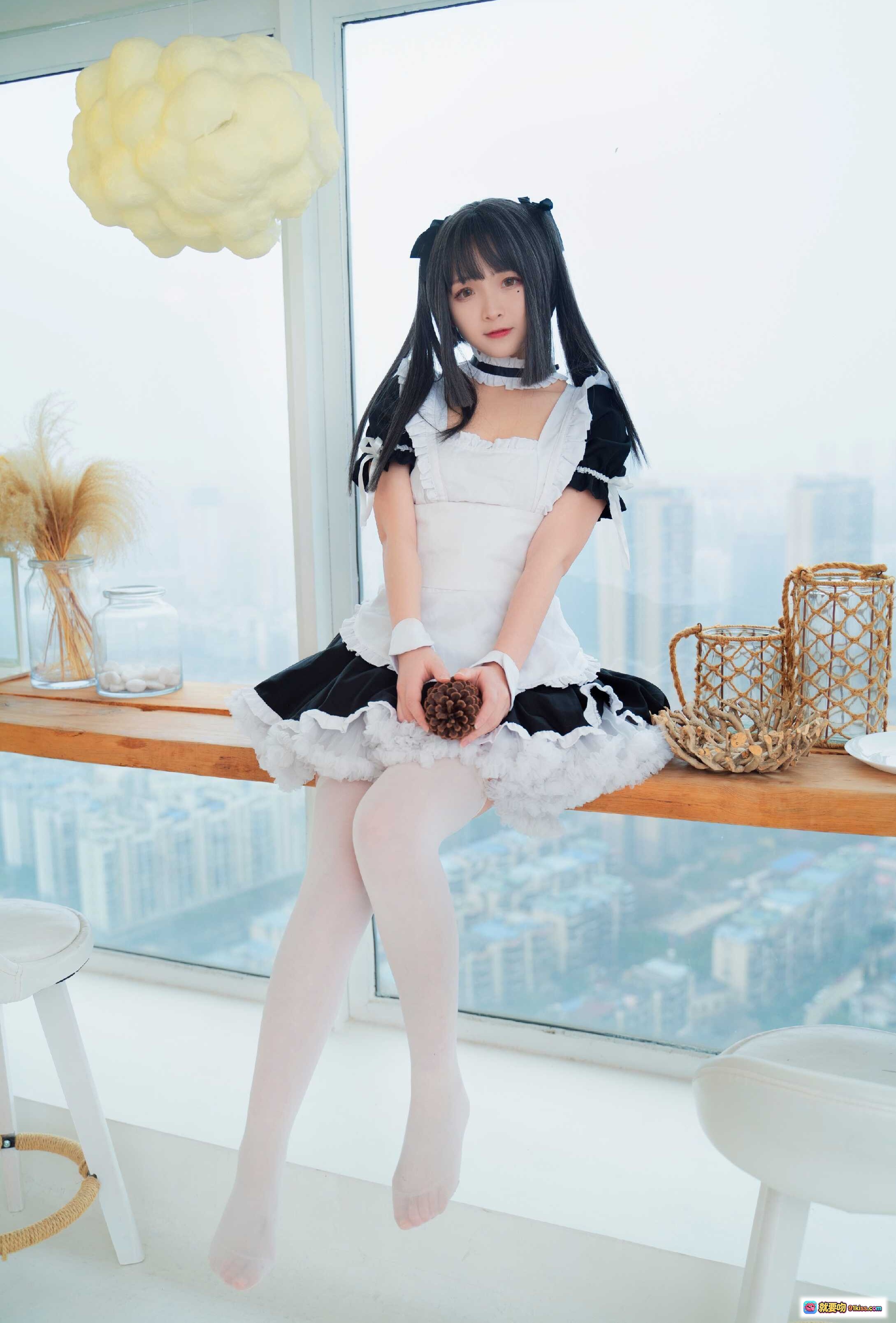 古川NO.034女仆装写真｜黑白蕾丝女仆裙+白色丝袜+窗边坐姿+城市景观背景+云朵吊灯装饰 - 就要吻