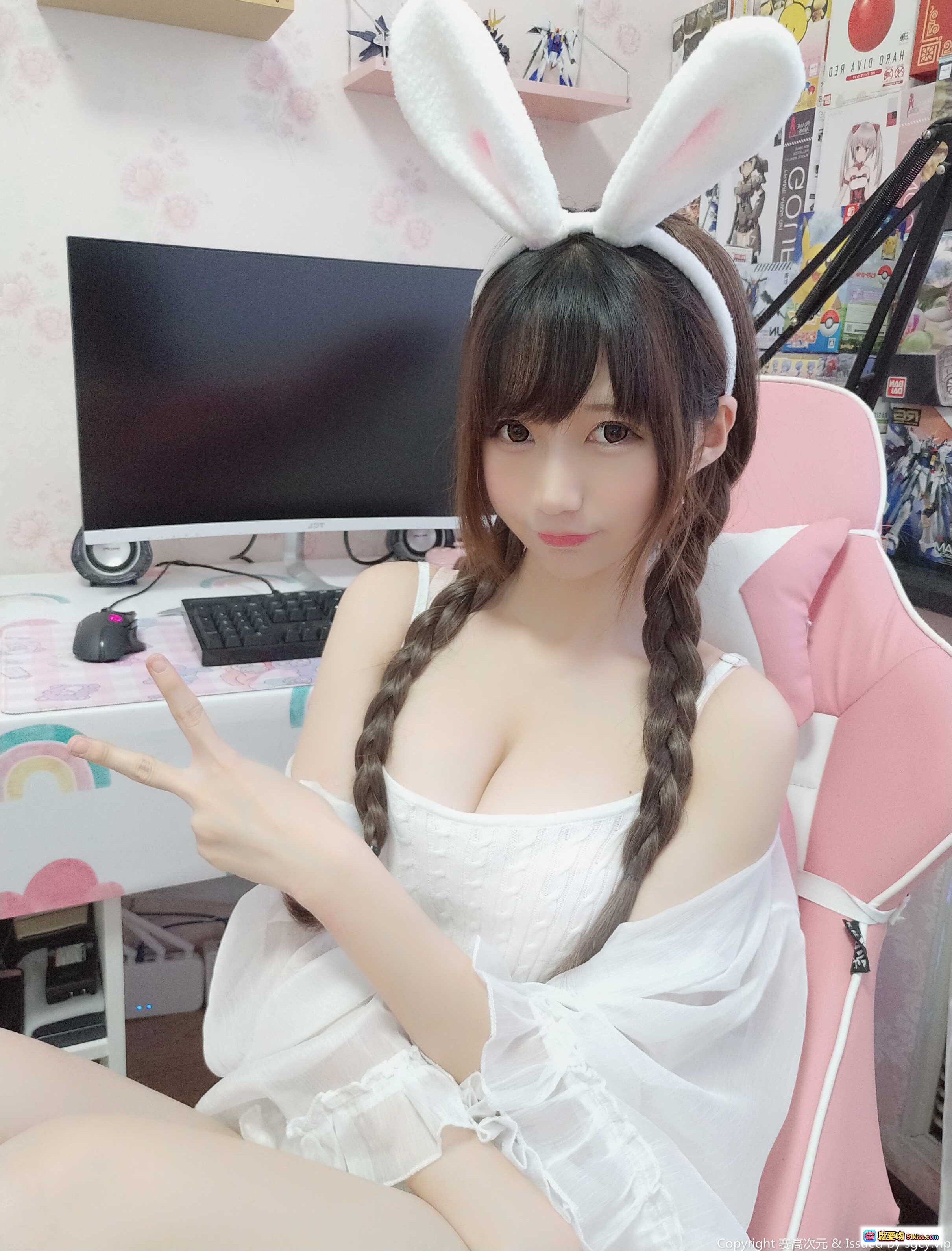 图片[1] - Nagesa魔物喵NO.018兔子自拍写真 白色兔耳发箍双马尾少女居家萌系穿搭粉色电竞椅电脑桌背景可爱甜心风格高清图集 - 就要吻