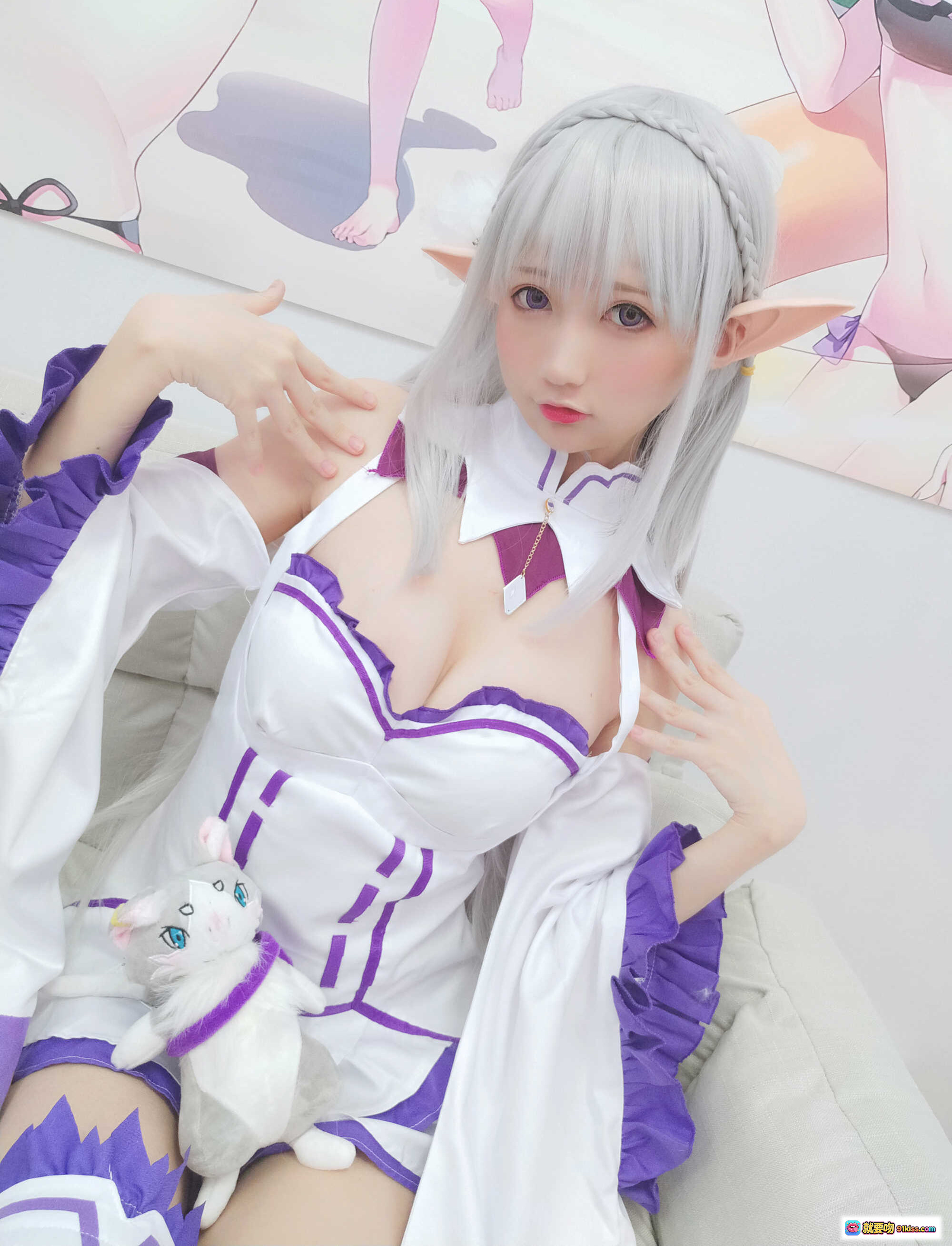 Nagesa魔物喵自摄05艾米莉亚cosplay 白发精灵耳紫白女仆装可爱抱猫写真 - 就要吻