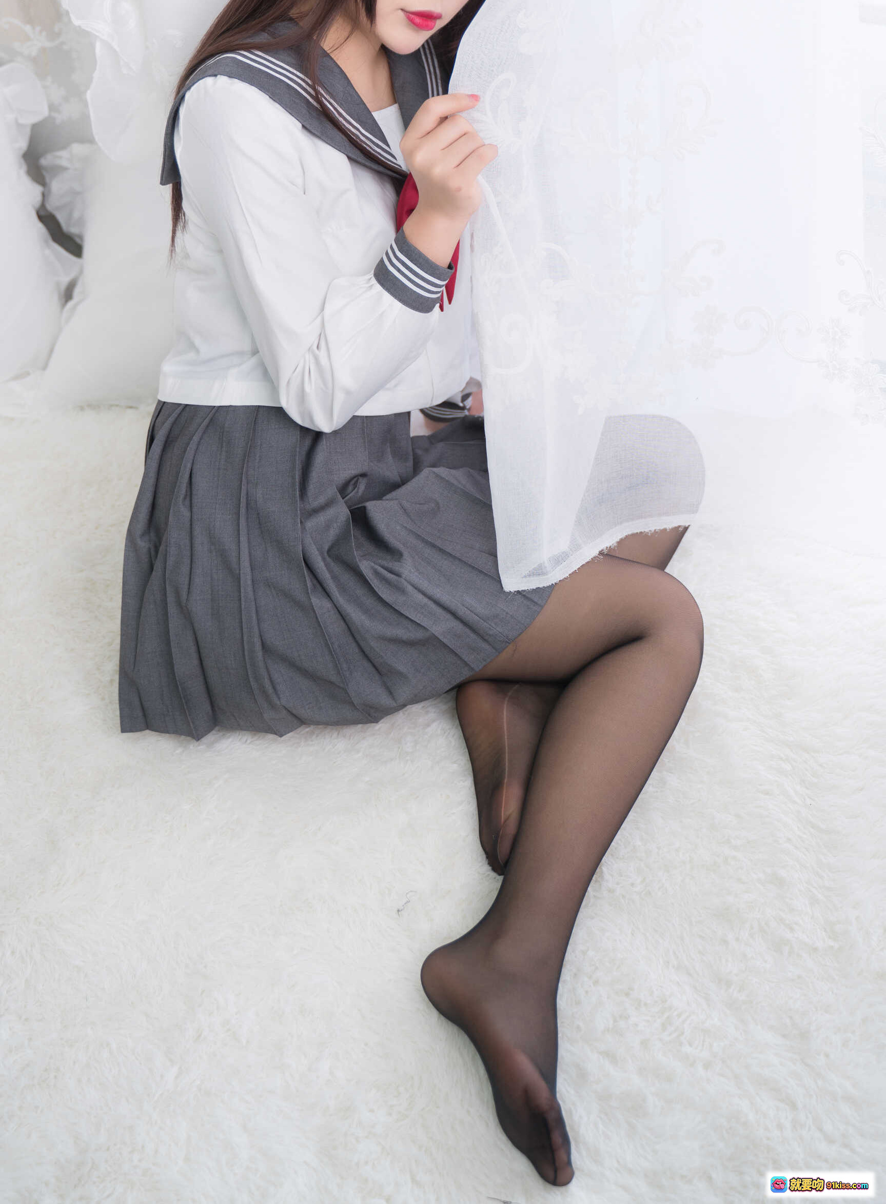 图片[6] - 白烨 VOL.021 绝对足域 77P9V 1.48GB 日系水手服美少女 灰色百褶裙 红色领结 黑丝美腿 白色蕾丝背景 写真集 - 就要吻