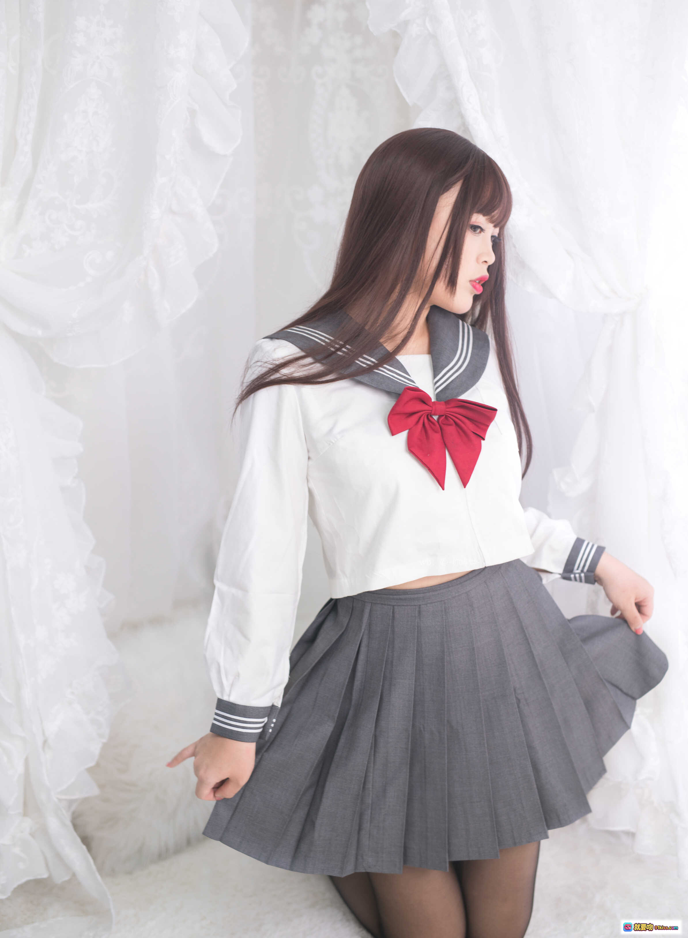 白烨 VOL.021 绝对足域 77P9V 1.48GB 日系水手服美少女 灰色百褶裙 红色领结 黑丝美腿 白色蕾丝背景 写真集 - 就要吻