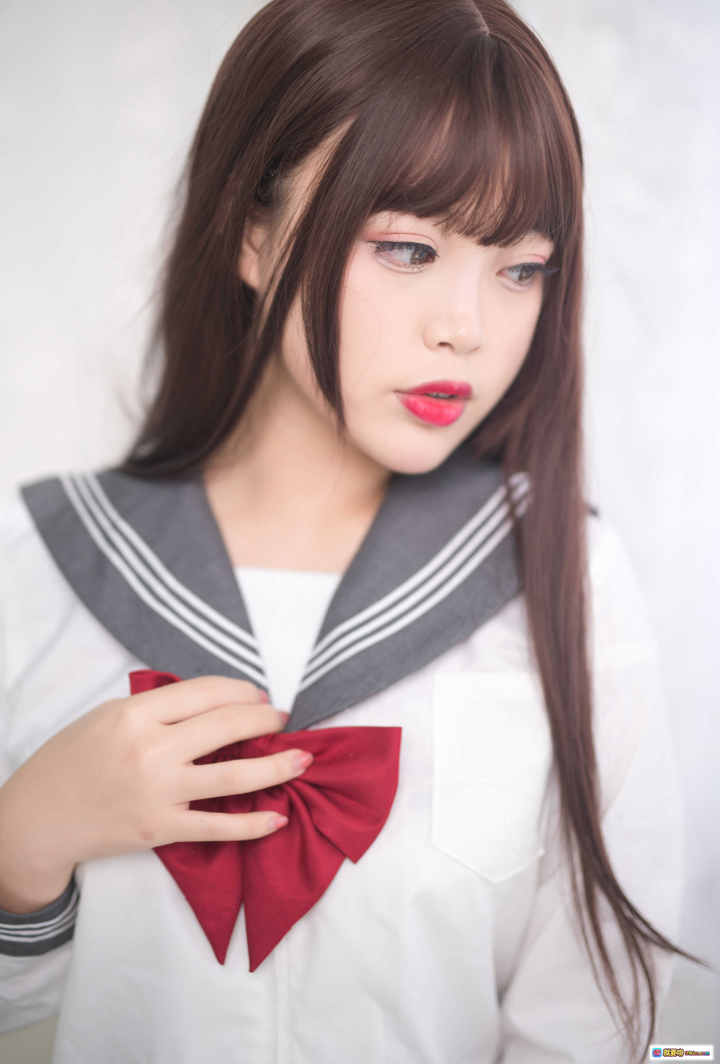 图片[9] - 白烨 VOL.021 绝对足域 77P9V 1.48GB 日系水手服美少女 灰色百褶裙 红色领结 黑丝美腿 白色蕾丝背景 写真集 - 就要吻