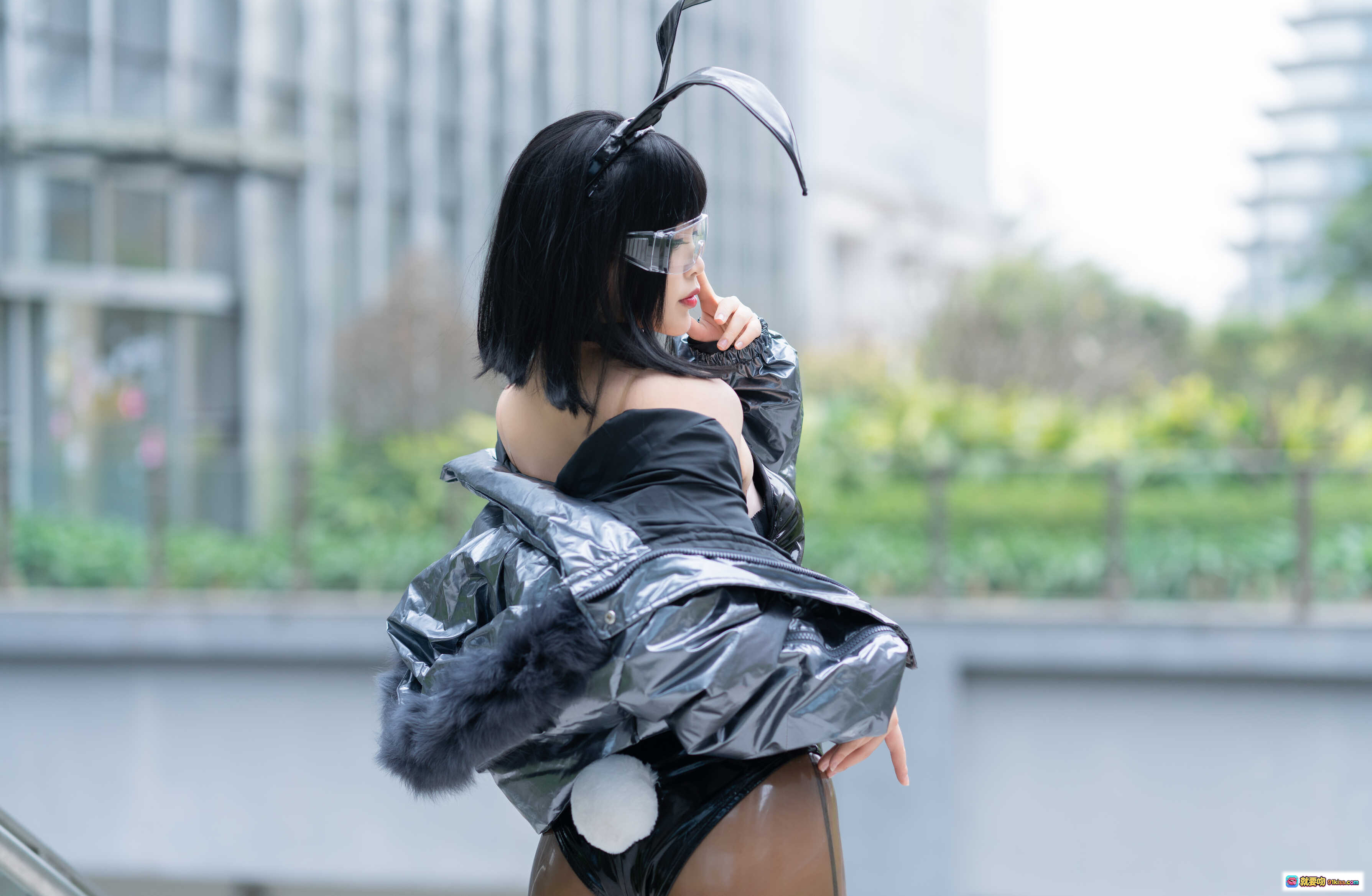 图片[8] - 白烨 VOL.021 绝对足域 77P9V 1.48GB 日系水手服美少女 灰色百褶裙 红色领结 黑丝美腿 白色蕾丝背景 写真集 - 就要吻