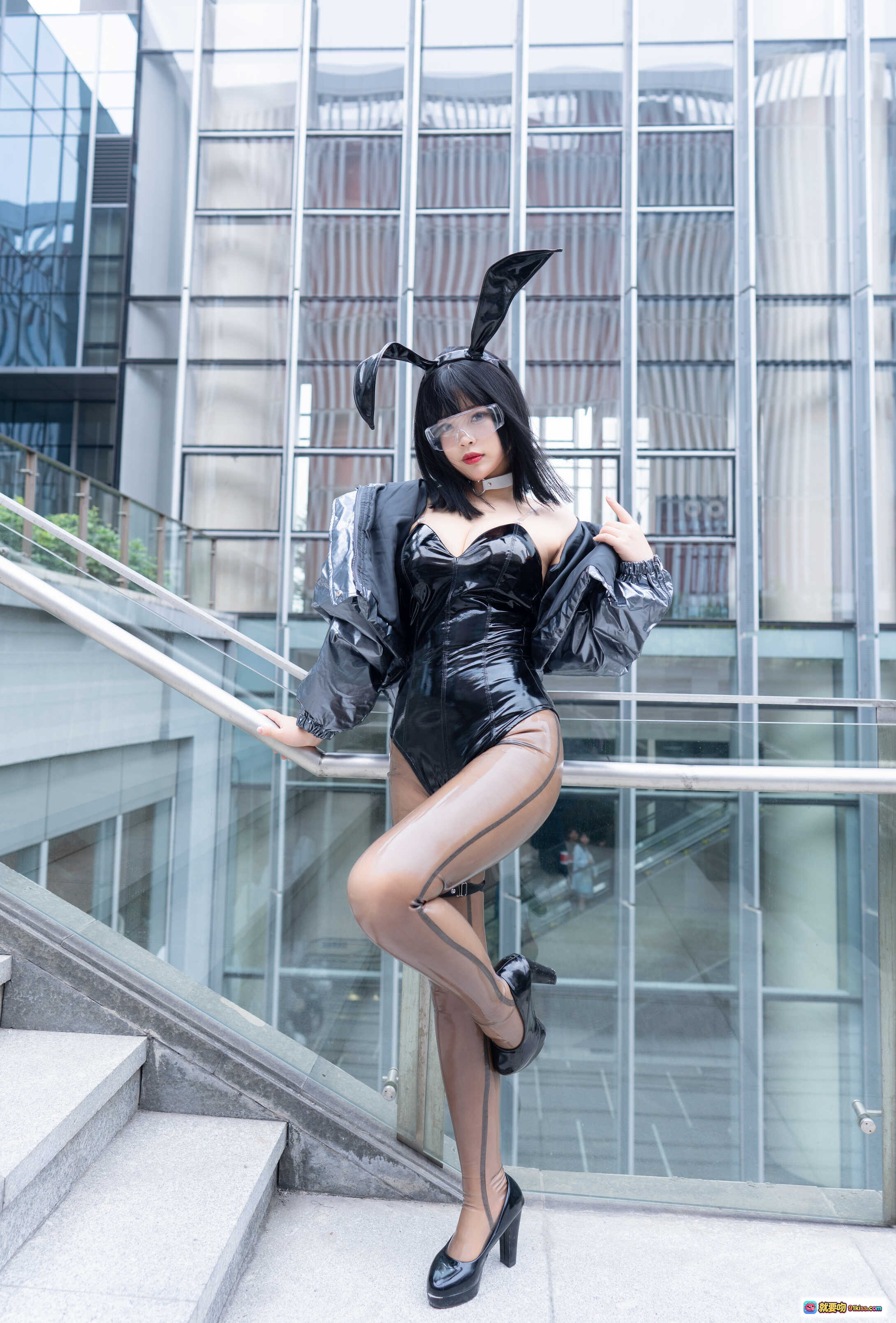 图片[2] - 白烨 VOL.021 绝对足域 77P9V 1.48GB 日系水手服美少女 灰色百褶裙 红色领结 黑丝美腿 白色蕾丝背景 写真集 - 就要吻