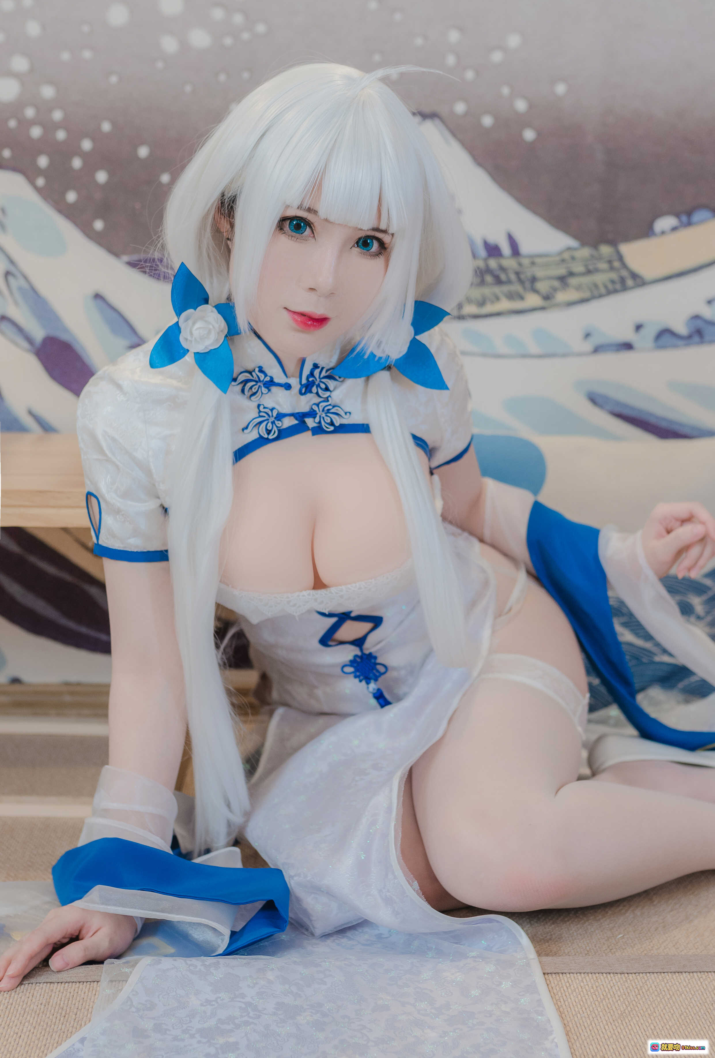 图片[10] - 羊大真人NO.004钟情春日COS写真｜白发蓝饰旗袍风造型｜精致蕾丝透视设计｜性感优雅姿态｜19P高清图集 - 就要吻