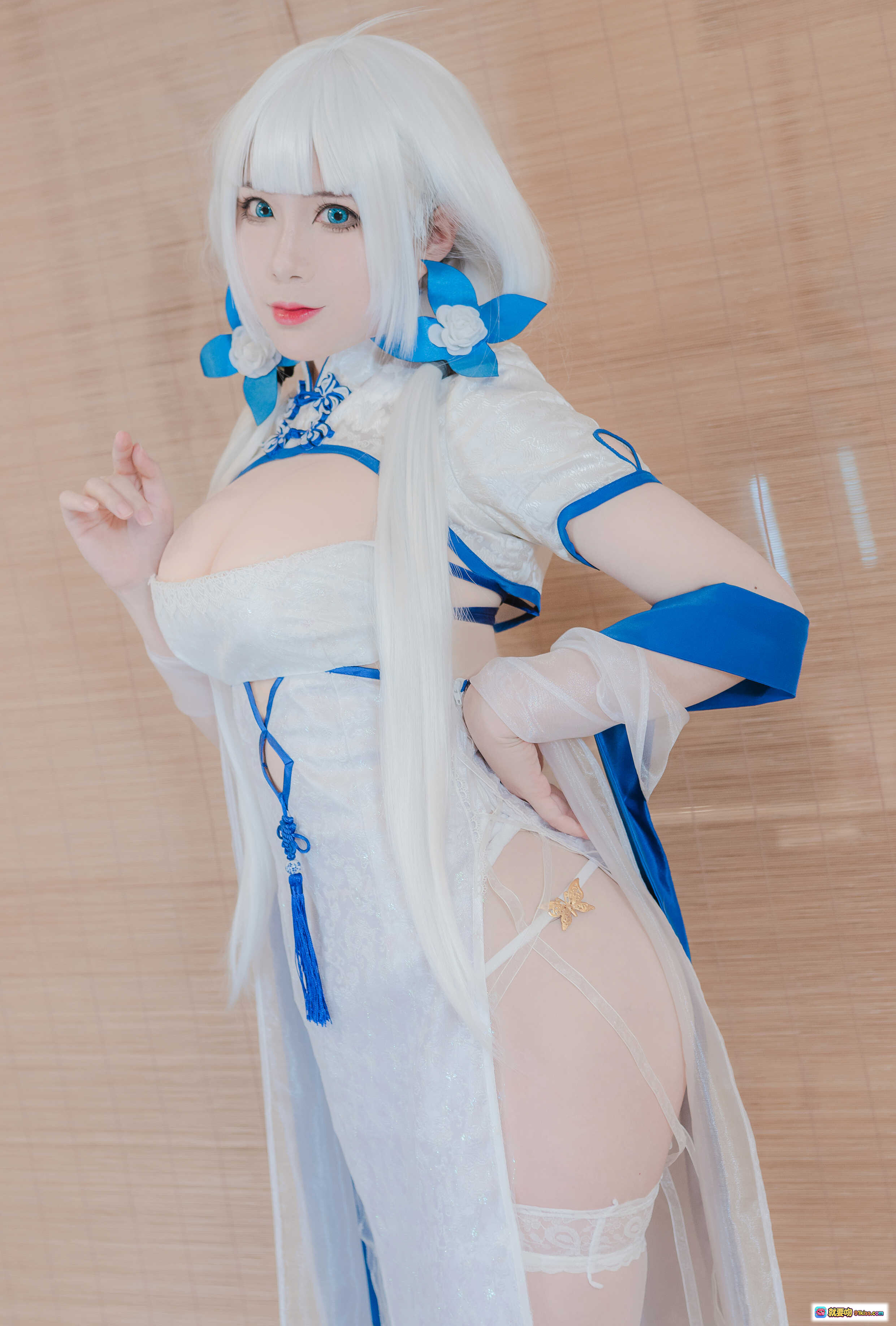 羊大真人NO.004钟情春日COS写真｜白发蓝饰旗袍风造型｜精致蕾丝透视设计｜性感优雅姿态｜19P高清图集 - 就要吻