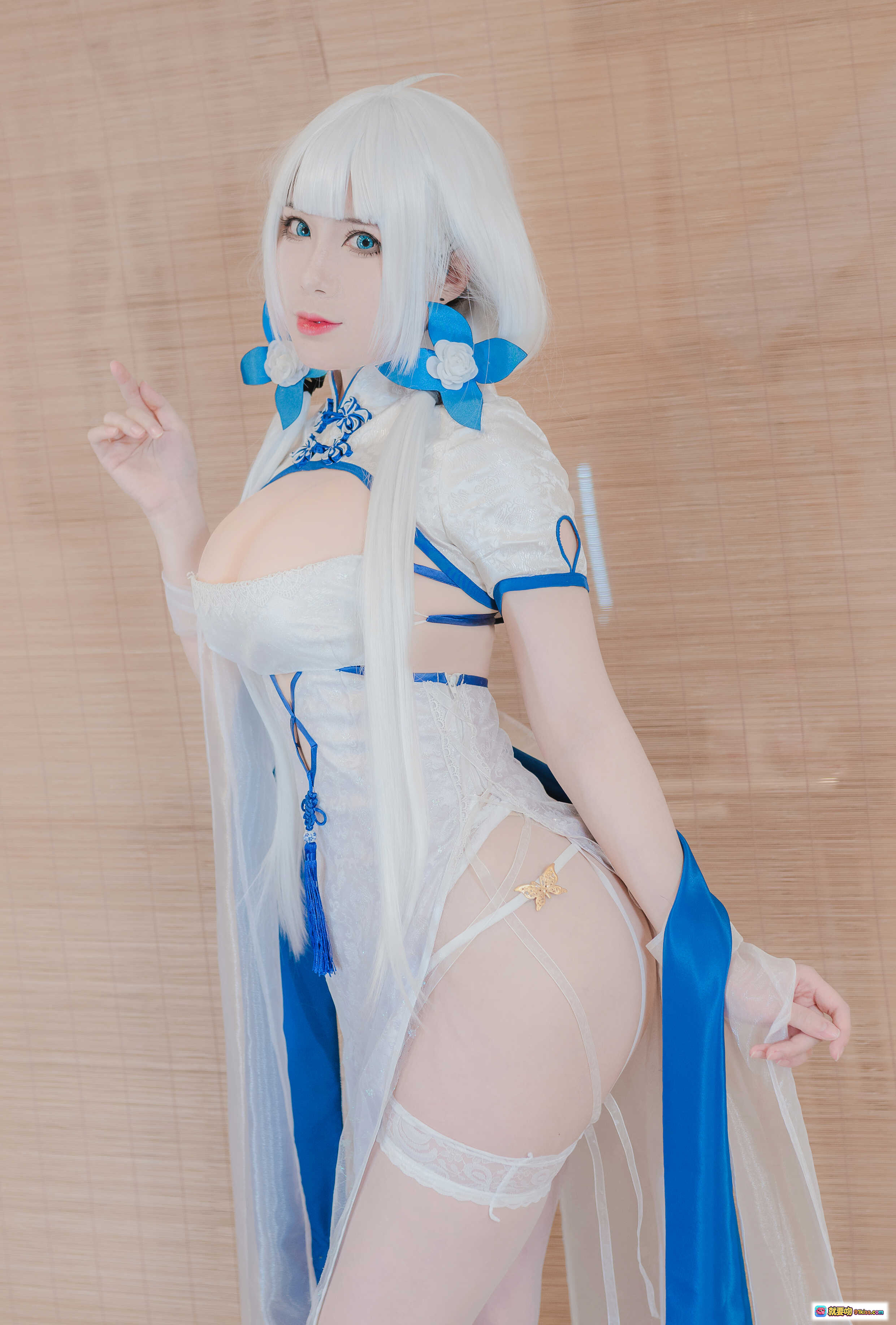 图片[7] - 羊大真人NO.004钟情春日COS写真｜白发蓝饰旗袍风造型｜精致蕾丝透视设计｜性感优雅姿态｜19P高清图集 - 就要吻
