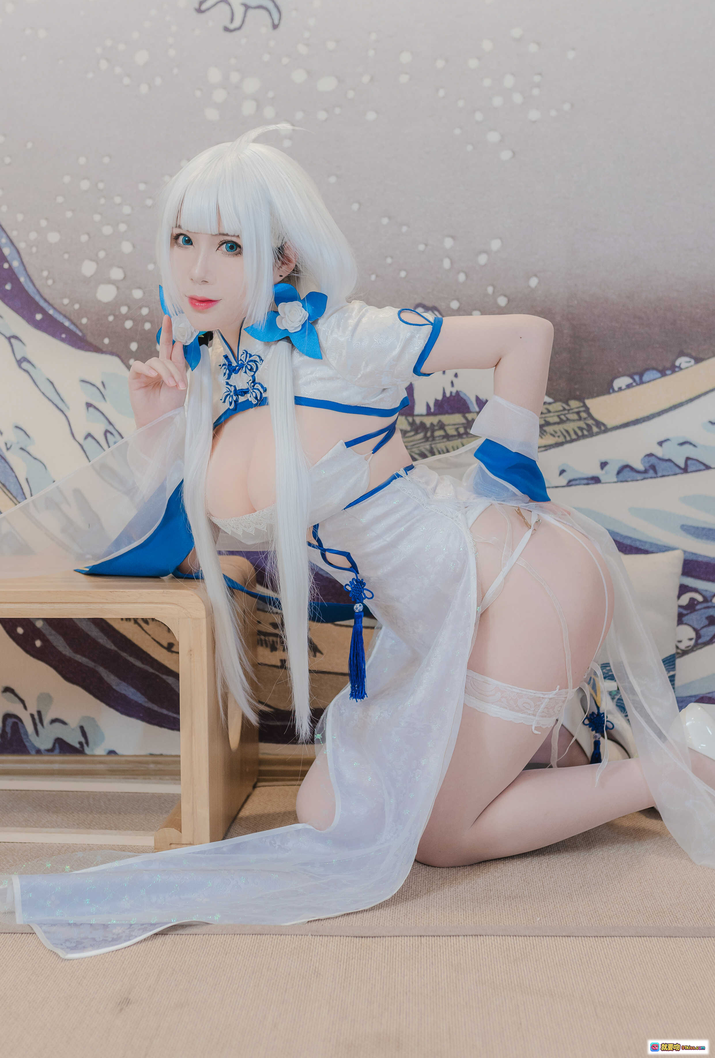 图片[2] - 羊大真人NO.004钟情春日COS写真｜白发蓝饰旗袍风造型｜精致蕾丝透视设计｜性感优雅姿态｜19P高清图集 - 就要吻
