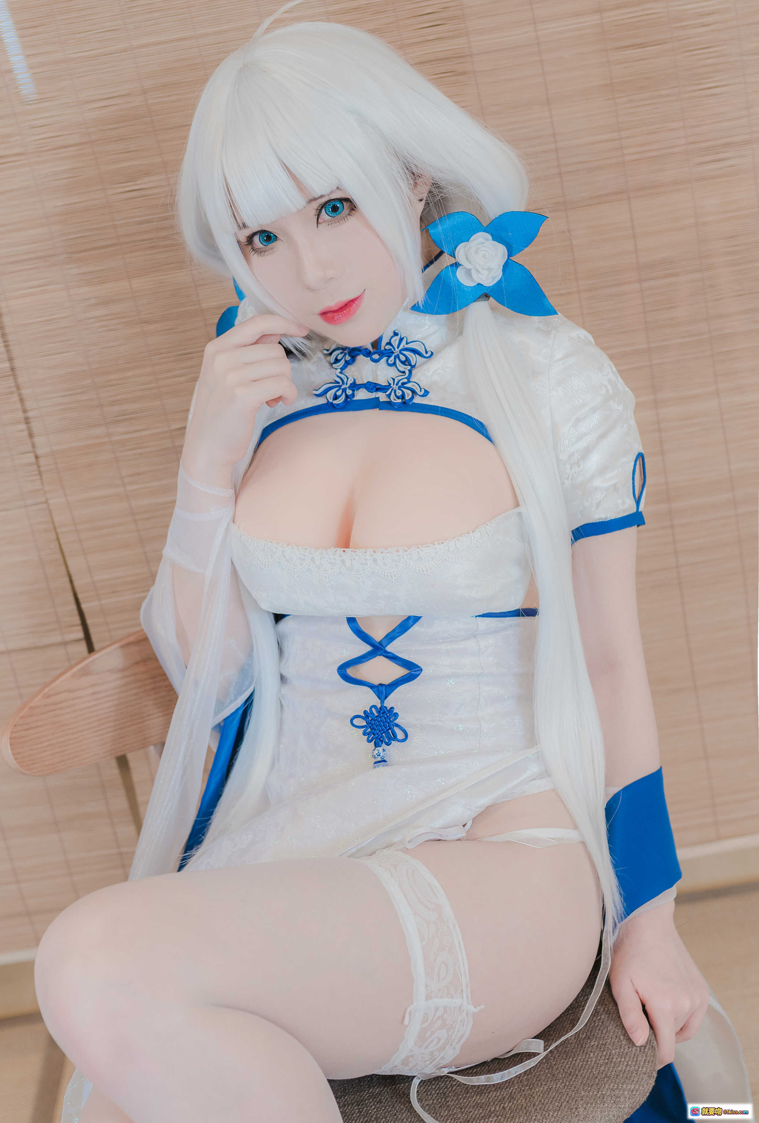 图片[3] - 羊大真人NO.004钟情春日COS写真｜白发蓝饰旗袍风造型｜精致蕾丝透视设计｜性感优雅姿态｜19P高清图集 - 就要吻