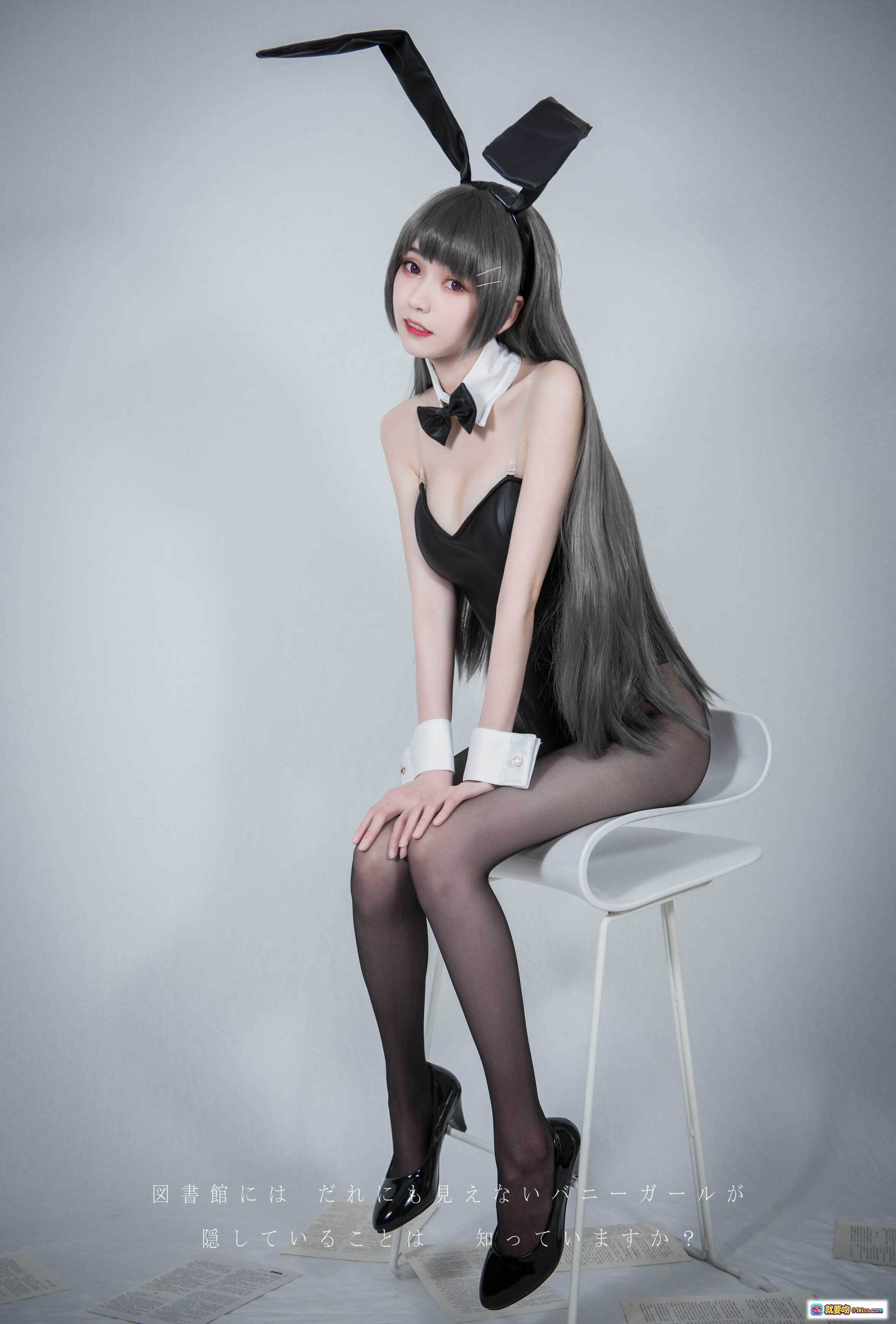 图片[9] - 负卿NO.012学姐兔女郎Cosplay 黑色紧身衣+兔耳+黑丝美腿+高跟鞋+飘落药丸+纸张散落写真集 - 就要吻