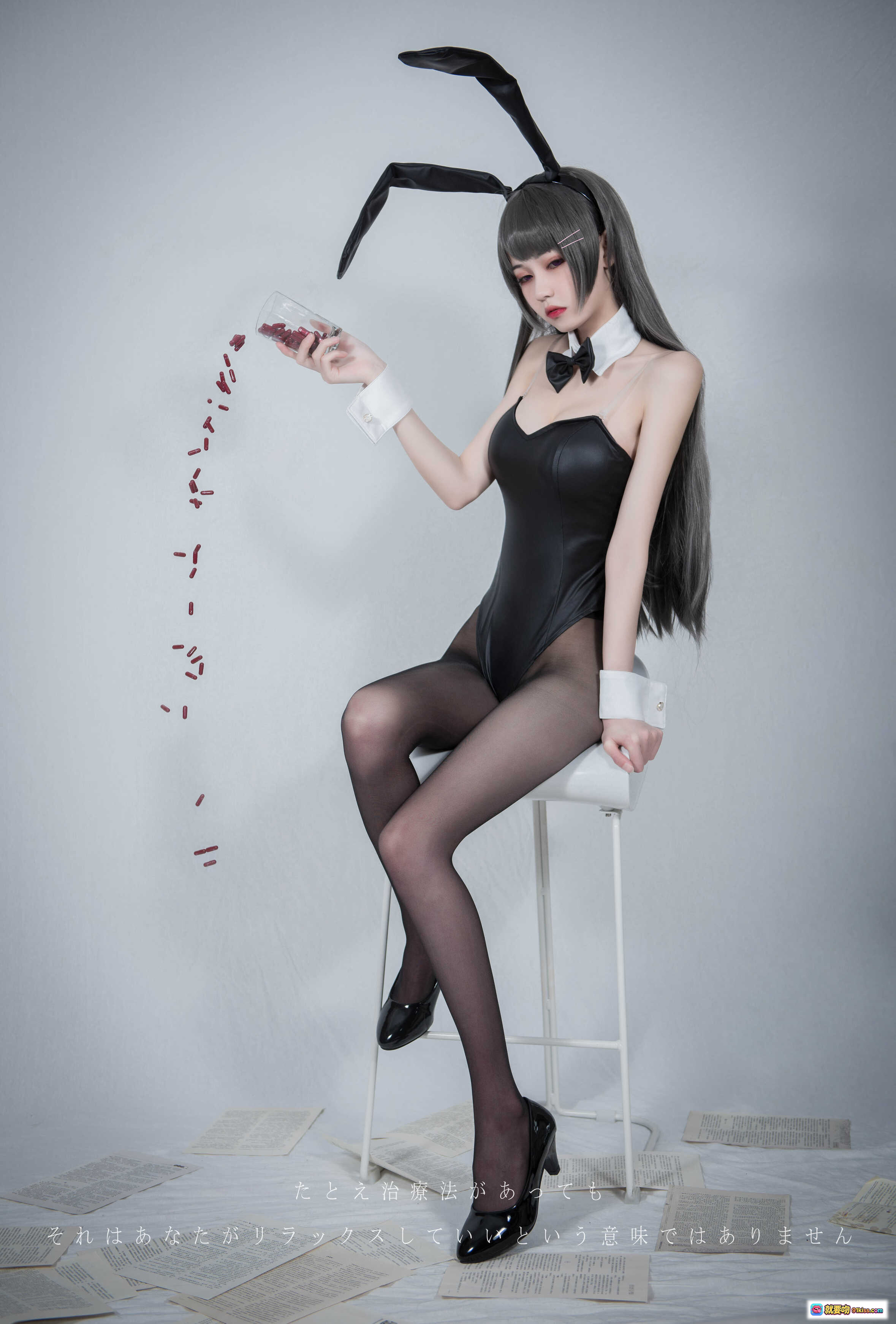 图片[6] - 负卿NO.012学姐兔女郎Cosplay 黑色紧身衣+兔耳+黑丝美腿+高跟鞋+飘落药丸+纸张散落写真集 - 就要吻