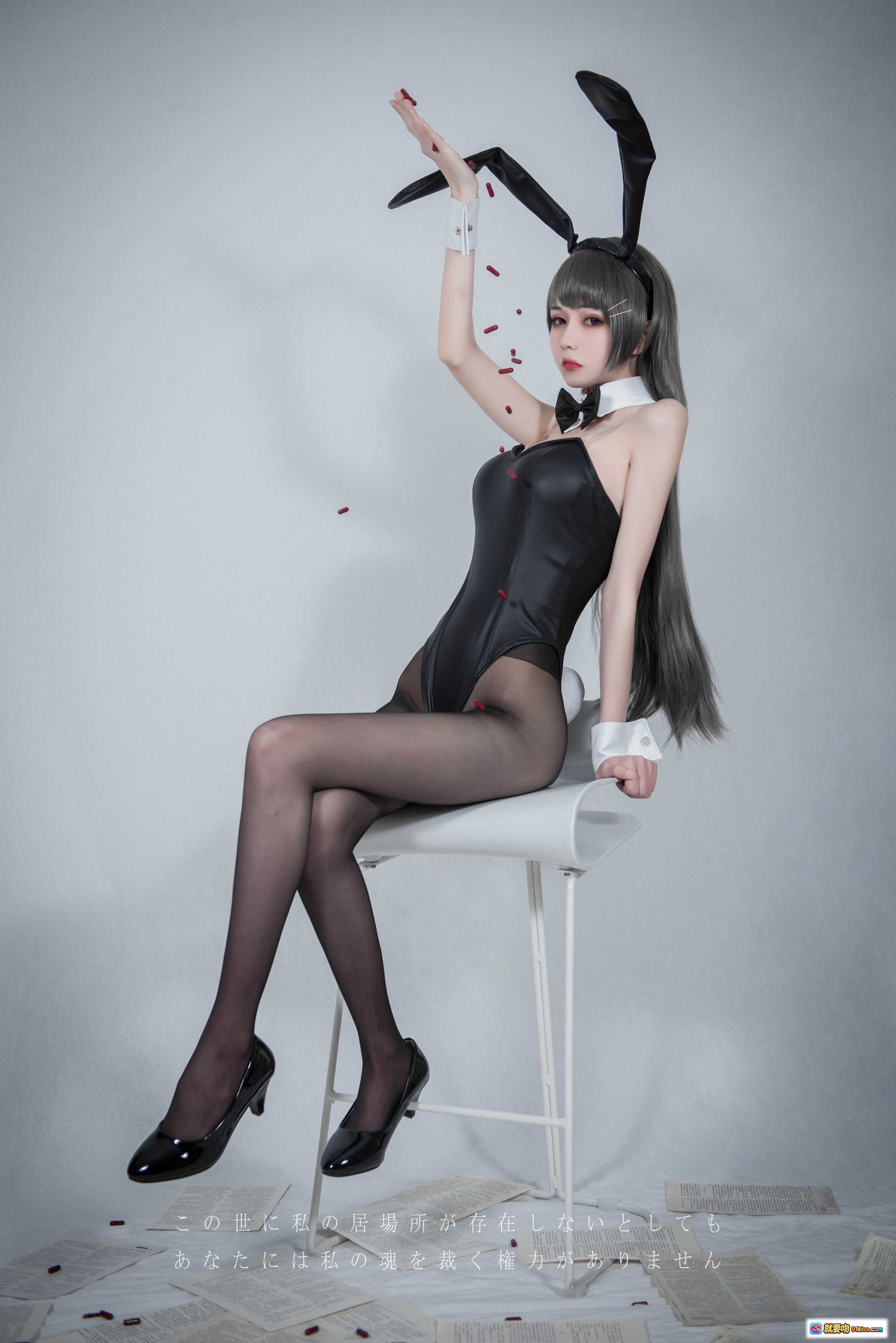 图片[3] - 负卿NO.012学姐兔女郎Cosplay 黑色紧身衣+兔耳+黑丝美腿+高跟鞋+飘落药丸+纸张散落写真集 - 就要吻