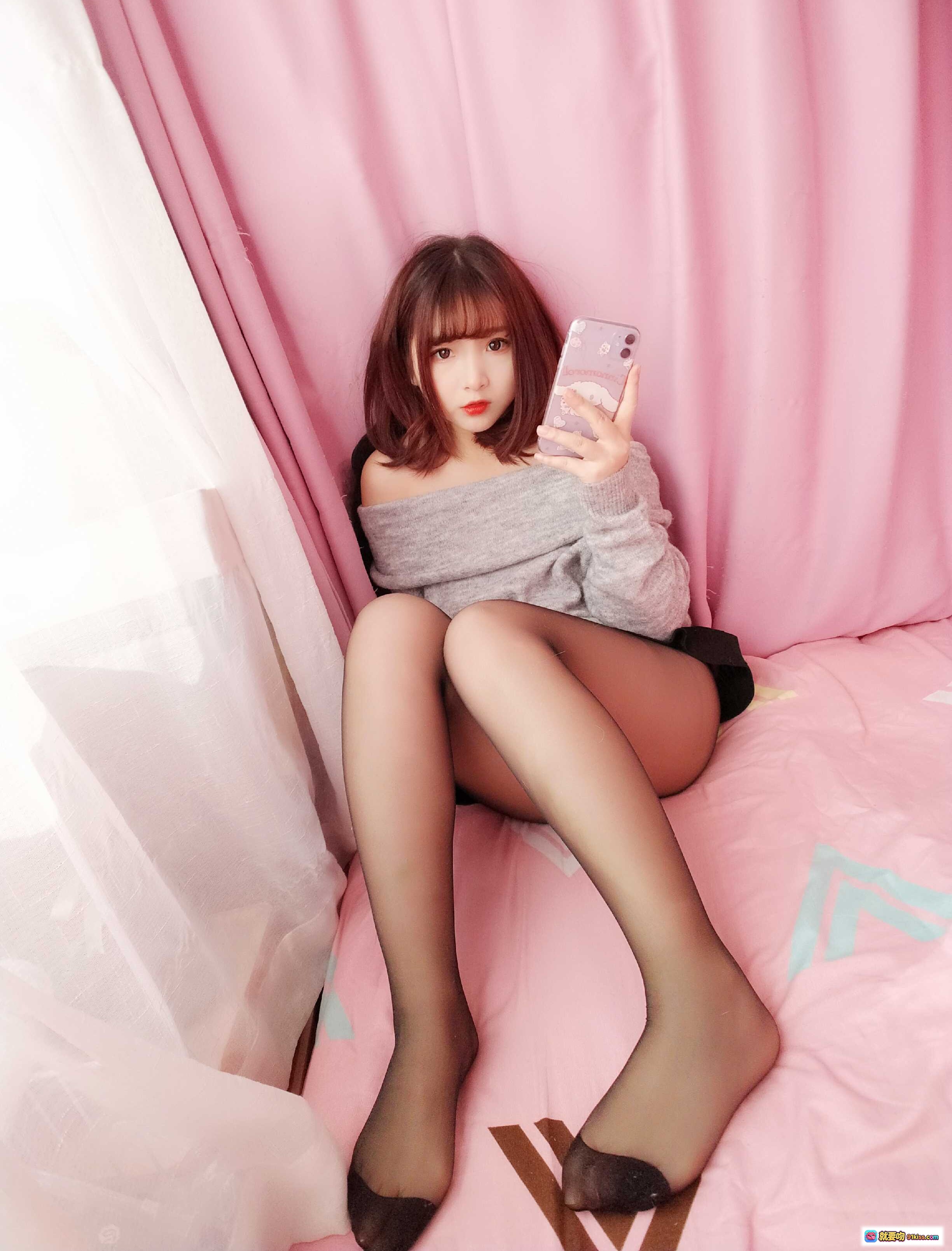 图片[2] - 古川定制VOL.007 粉色卧室黑丝美腿写真 40P高清图集 甜美少女风私房照 - 就要吻