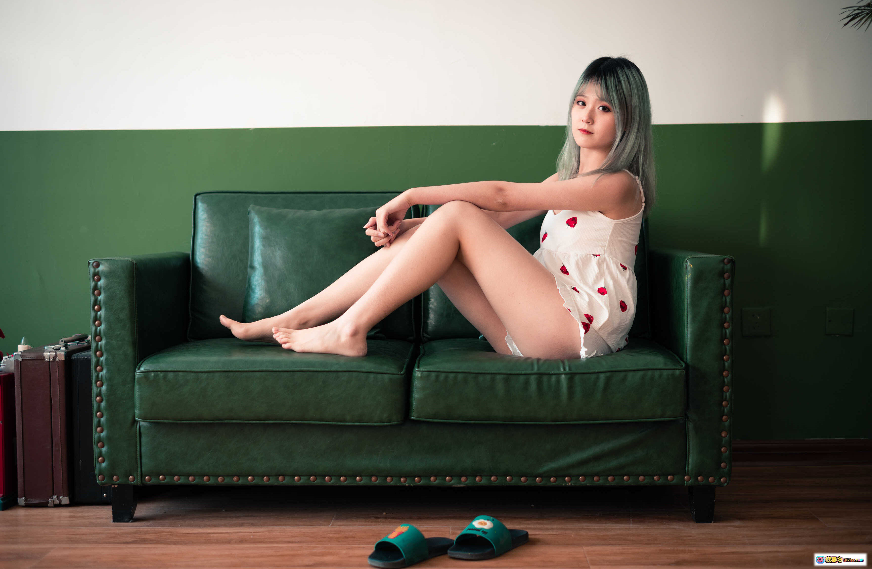 图片[6] - 秋楚楚绿色调写真 | 白色吊带裙少女坐姿 | 木质地板居家风 | 绿发少女清新自然 | 17P高清图集 - 就要吻