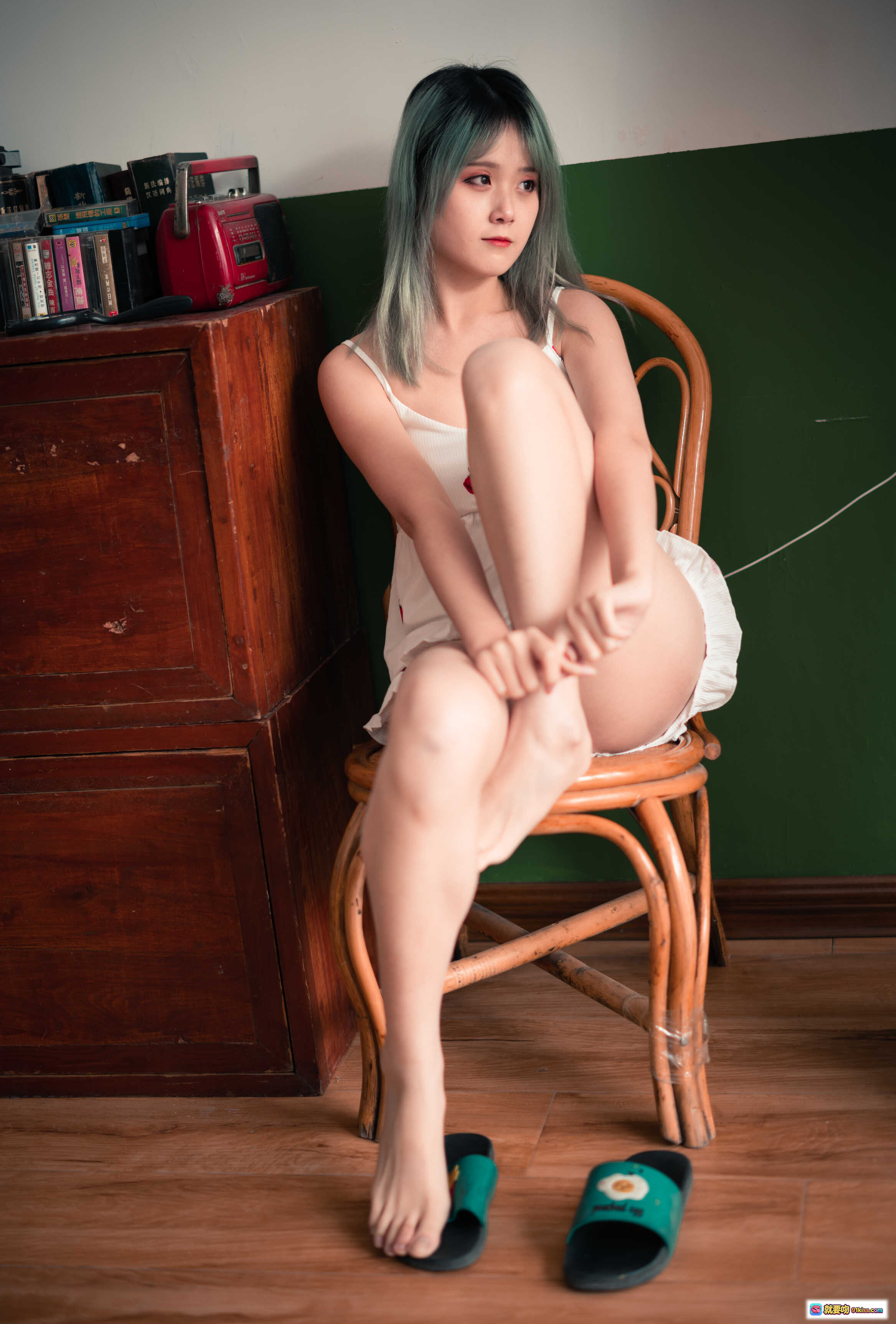图片[5] - 秋楚楚绿色调写真 | 白色吊带裙少女坐姿 | 木质地板居家风 | 绿发少女清新自然 | 17P高清图集 - 就要吻