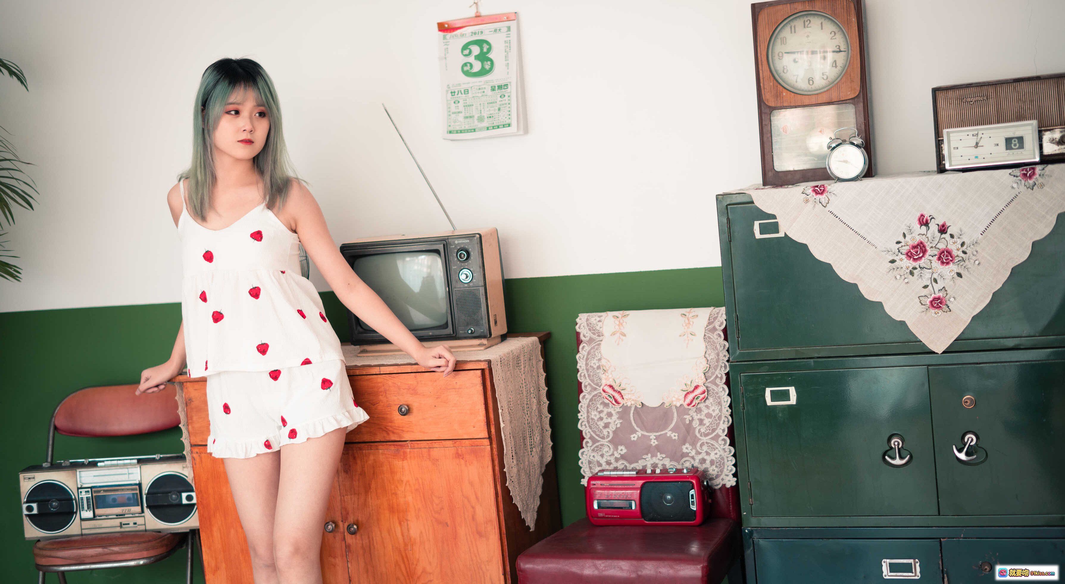 图片[2] - 秋楚楚绿色调写真 | 白色吊带裙少女坐姿 | 木质地板居家风 | 绿发少女清新自然 | 17P高清图集 - 就要吻